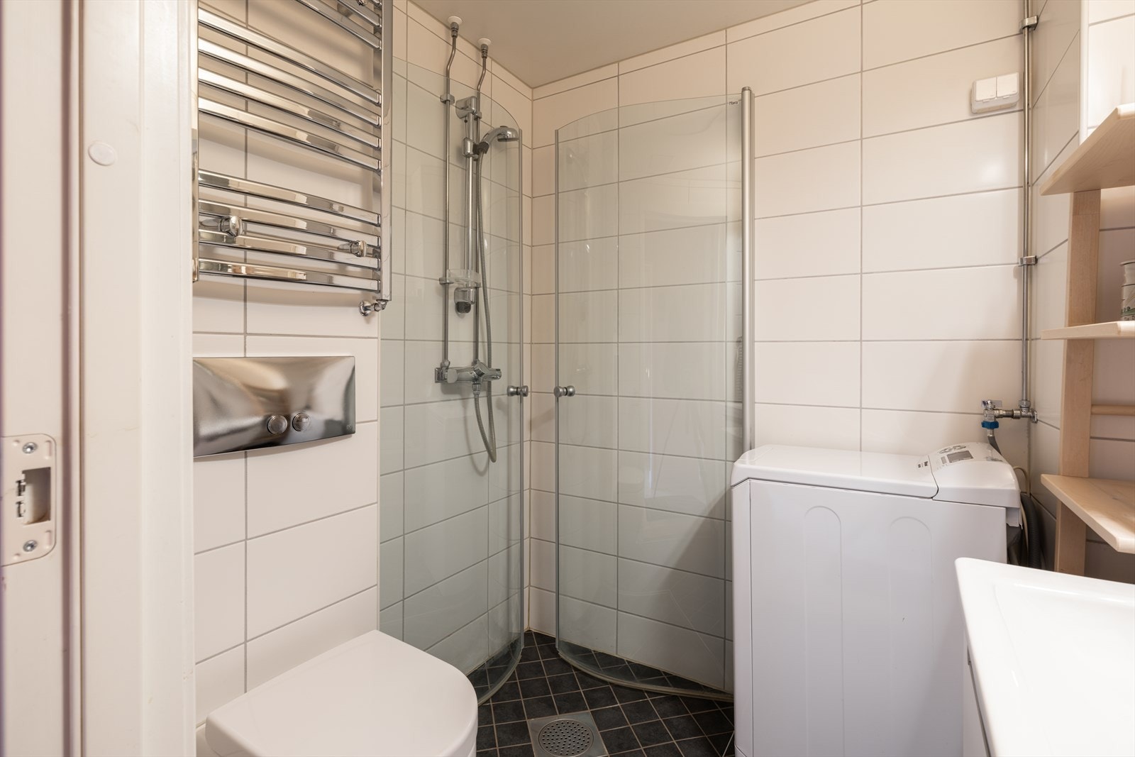 Flislagte overflater, og varme i gulv. Dusjnisje med innfellbare dører, veggmontert WC, samt håndkletørker. Galleribilde