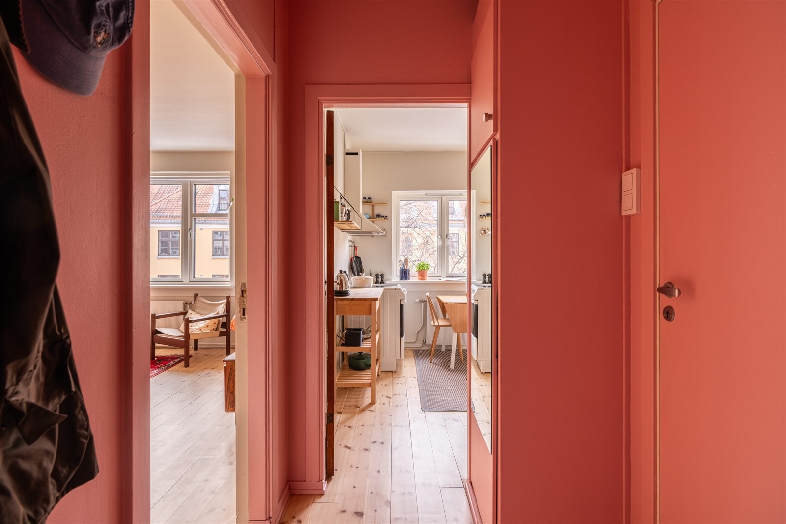 Entré med plassbygget garderobeskap. Galleribilde