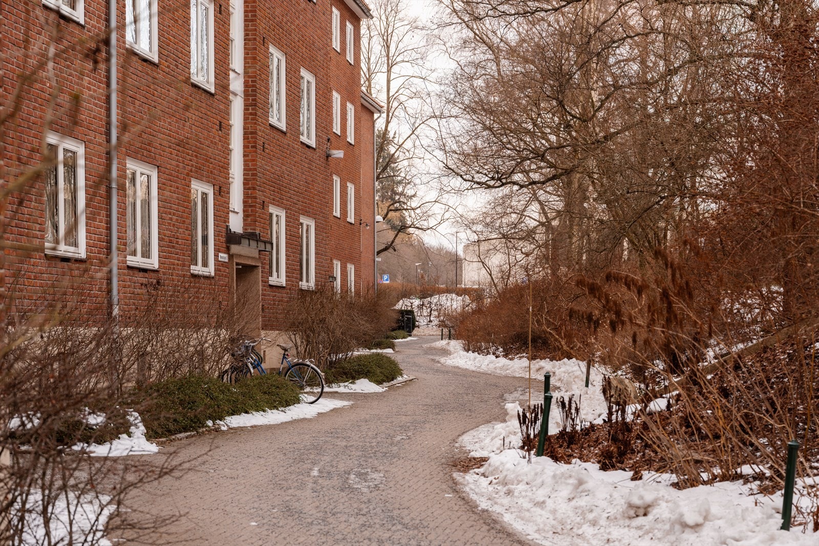 Leiligheten ligger skjermet og rolig til- samtidig som du har alle tenkelige fasiliteter i umiddelbar nærhet. Galleribilde