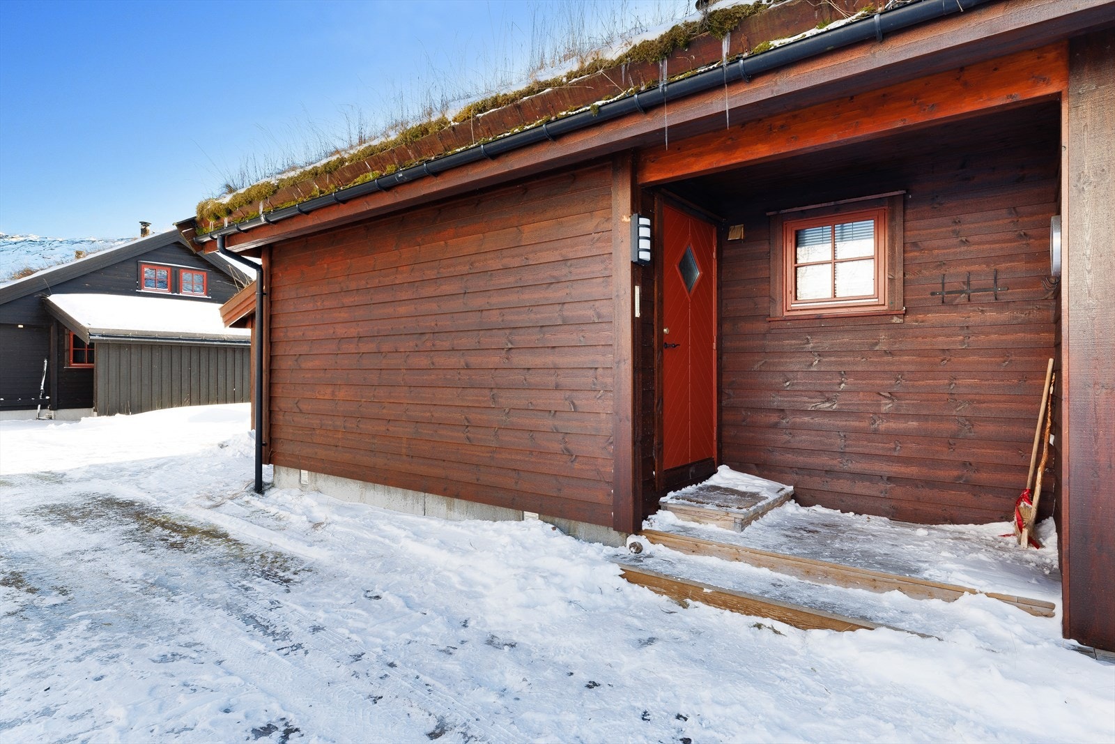 Parkering like rundt hjørnet fra inngangsparti i carport Galleribilde