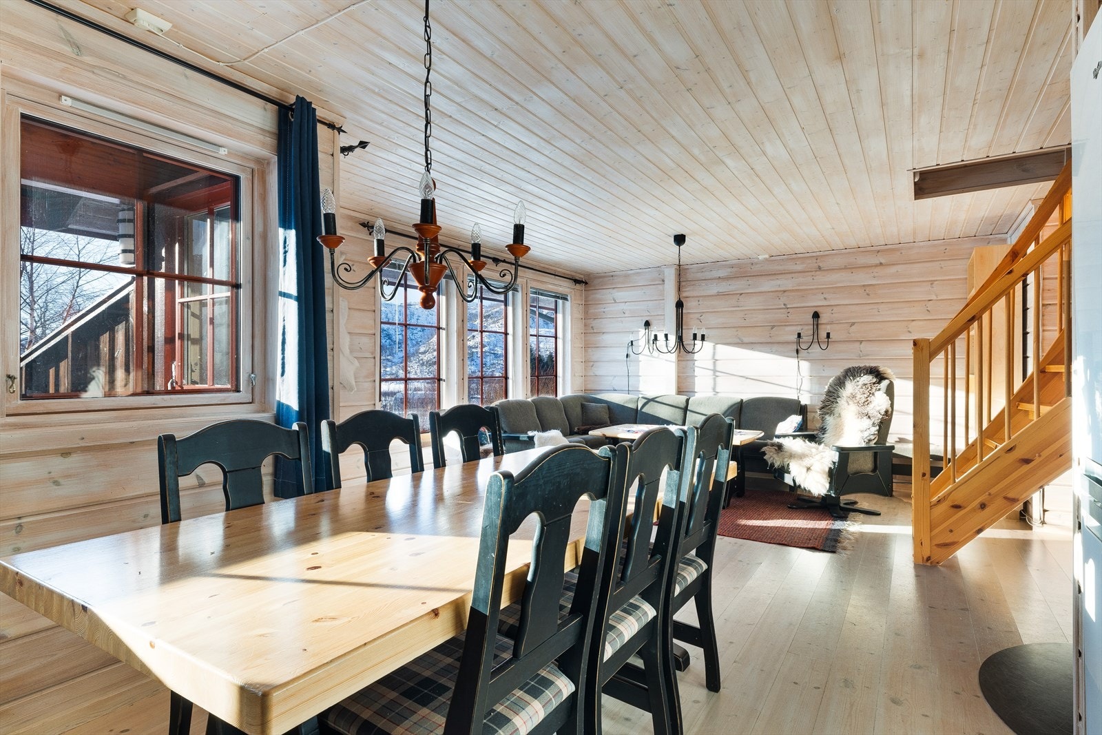 Meget god spiseplass i overgang mellom stue og kjøkken Galleribilde