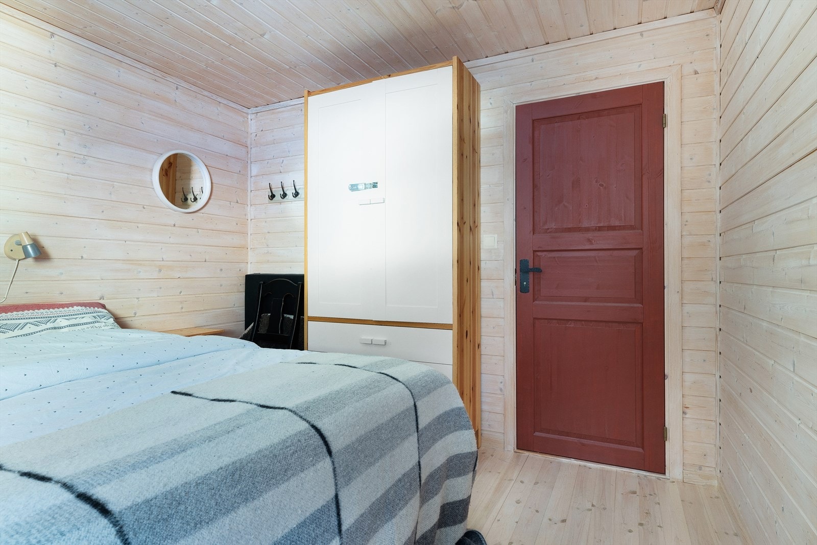 Soverommene er av god størrelse med plass til seng/familiekøye, nattbord og ellers ønsket møblement. Galleribilde