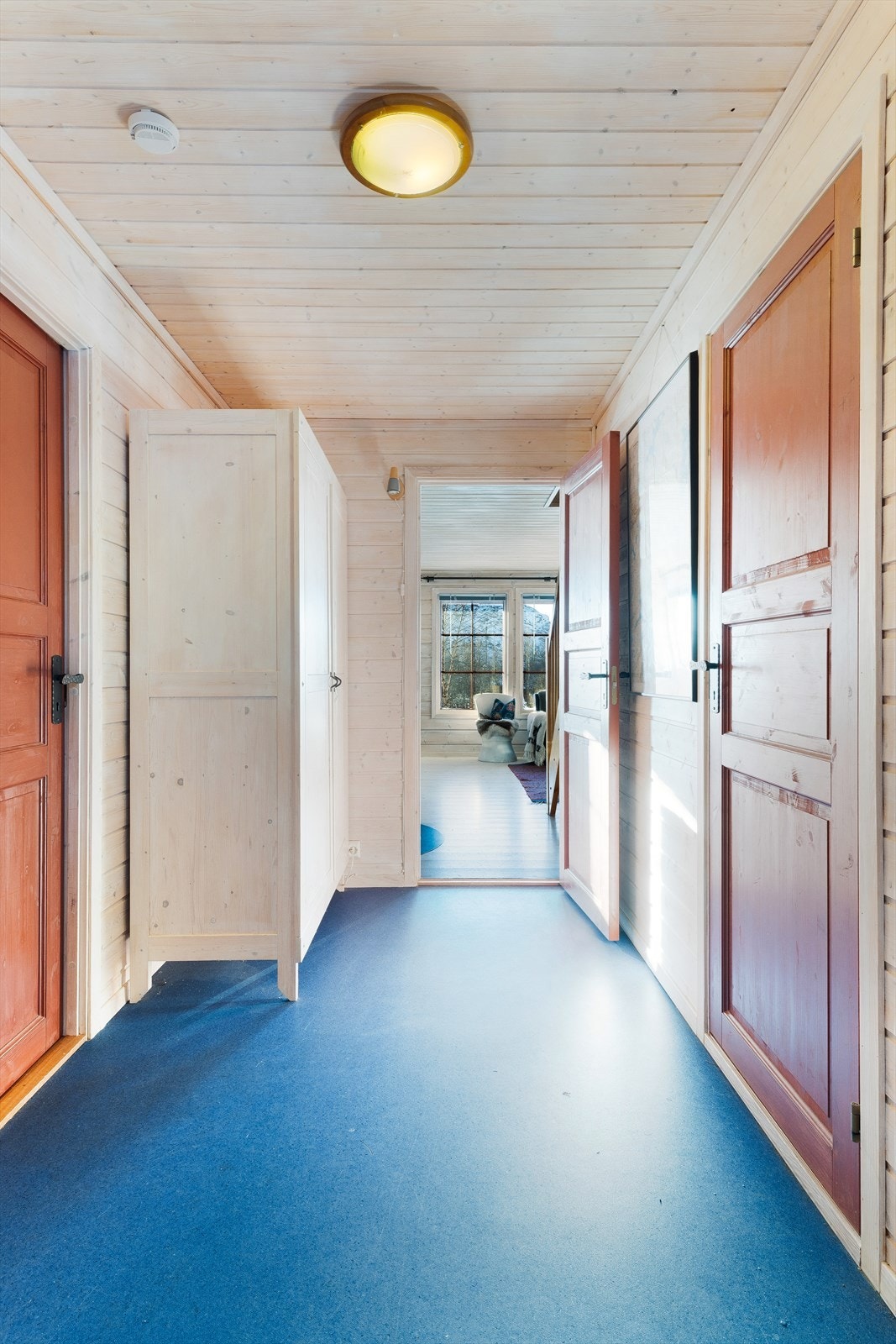 Entréen har god plass til å henge fra seg yttertøy og sette fra seg sko. Galleribilde