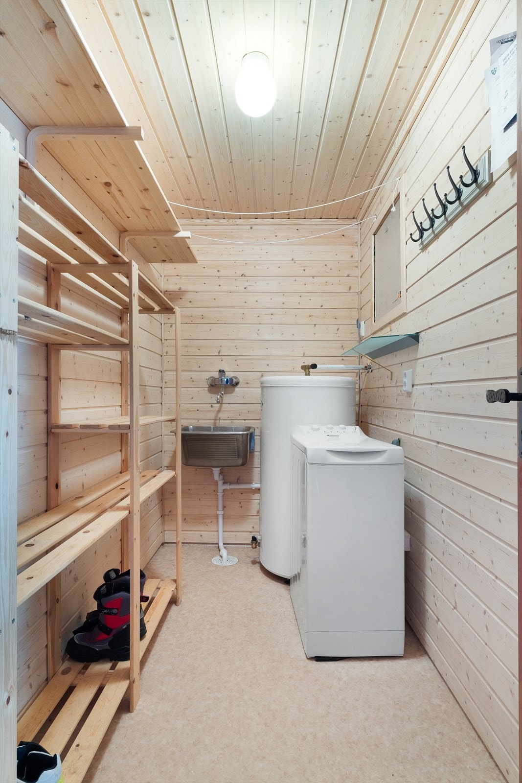 Praktisk bod som også har god plass til videre oppbevaring/tørking av klær. Rommet har også utslagsvask og opplegg for vaskemaskin. Galleribilde