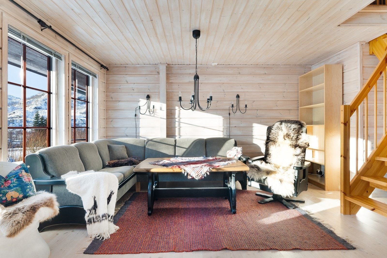 Åpen stue- og kjøkkenløsning med store vinduer som gir rommet mye naturlig lys. Galleribilde