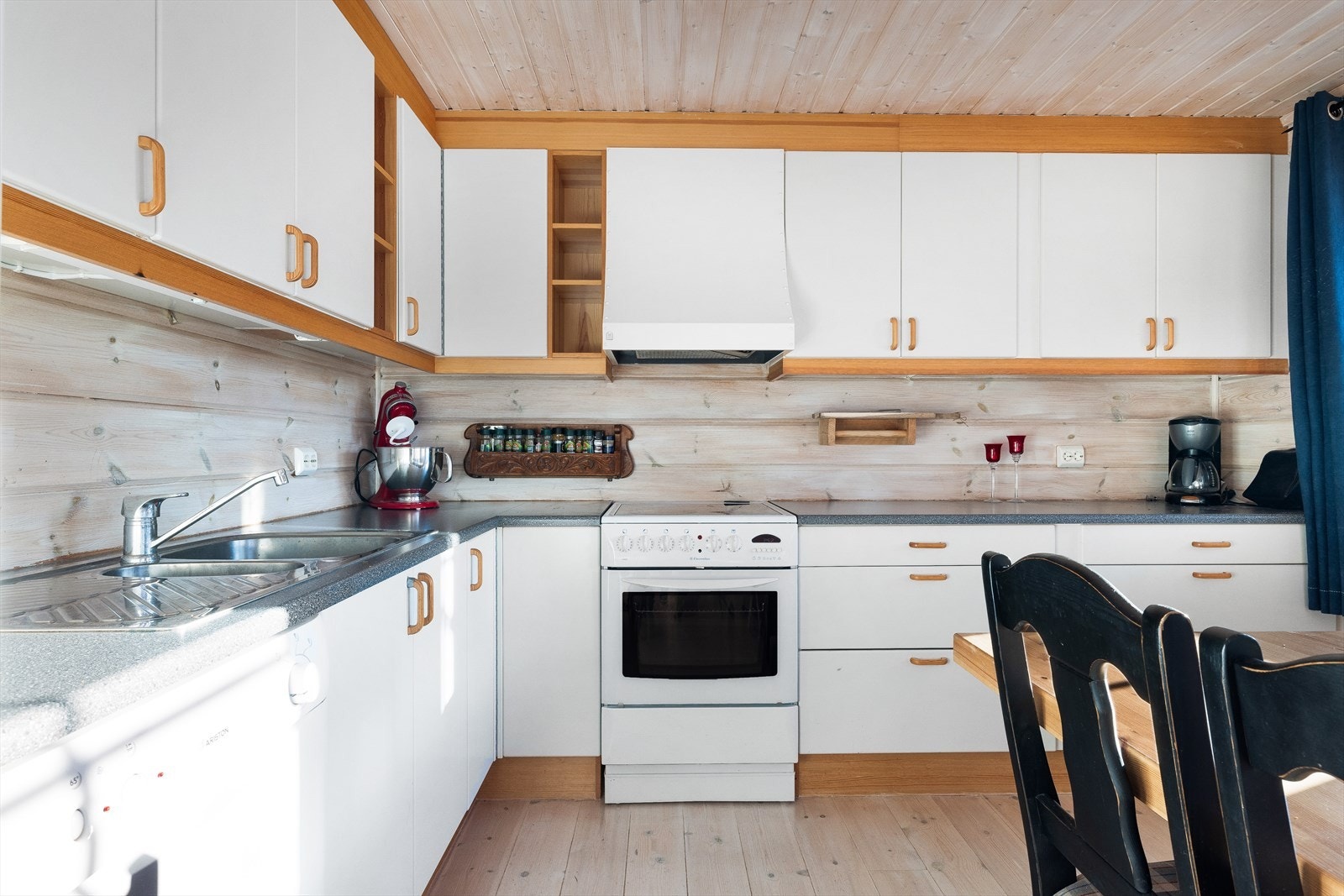 Kjøkkenet byr på tilstrekkelig med skap- og benkeplass, samt frittsåtende hvitevarer som oppvaskmaskin, komfyr og kjøleskap. Galleribilde