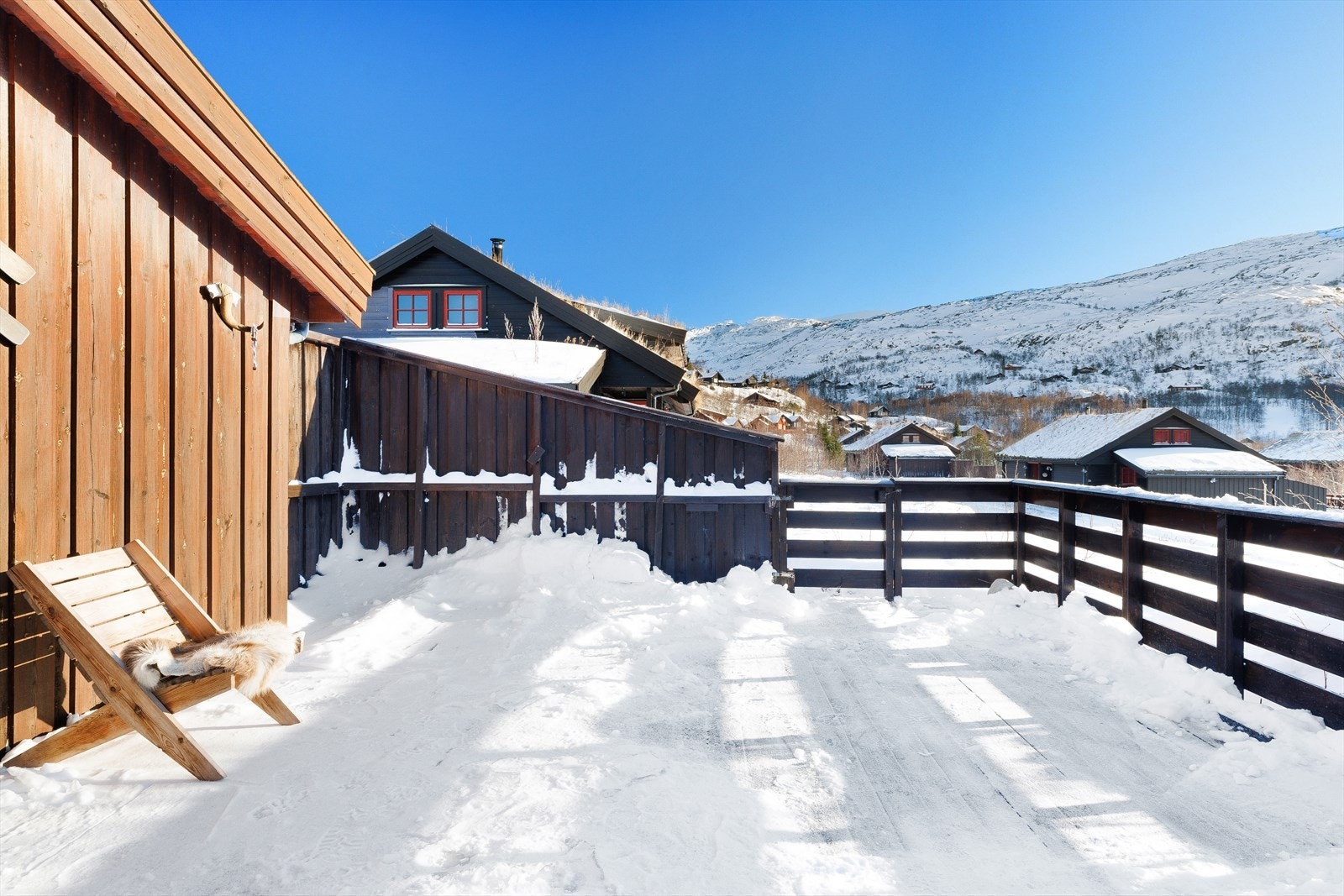 Hytten har en idyllisk og fin beliggenhet ca. 577 moh. på Suleskard/Ådneram, øverst i Sirdal. Galleribilde