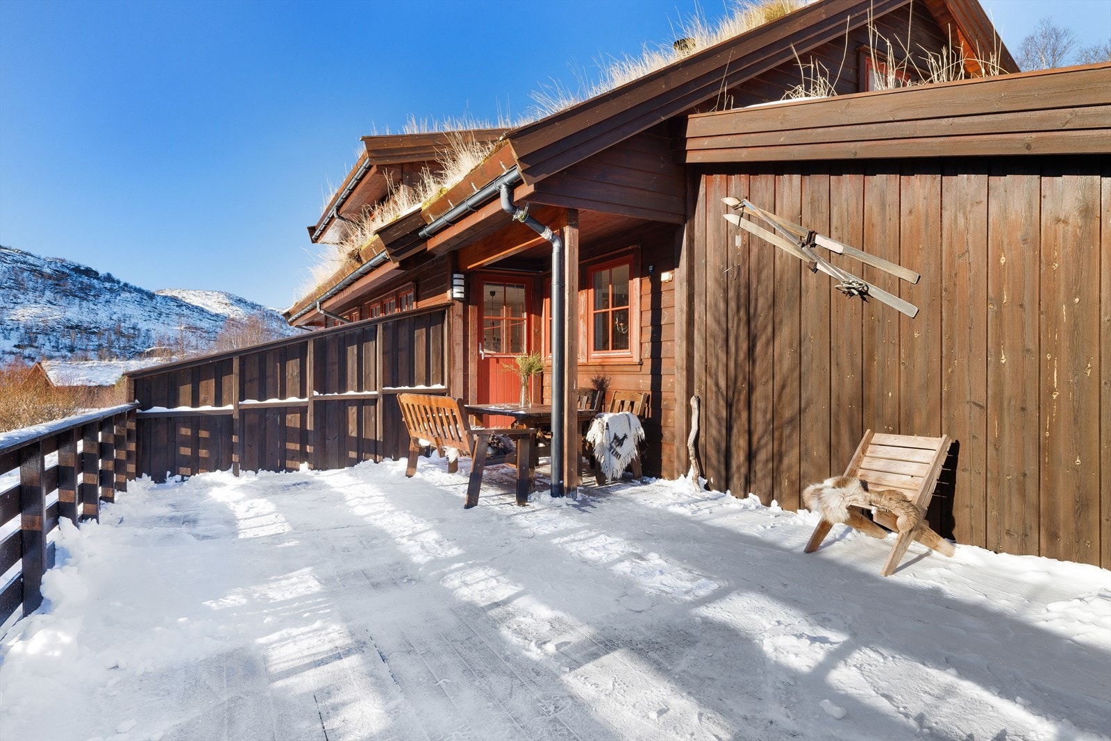 Hytten har sørvendt uteområde som byr på svært gode solforhold. Galleribilde