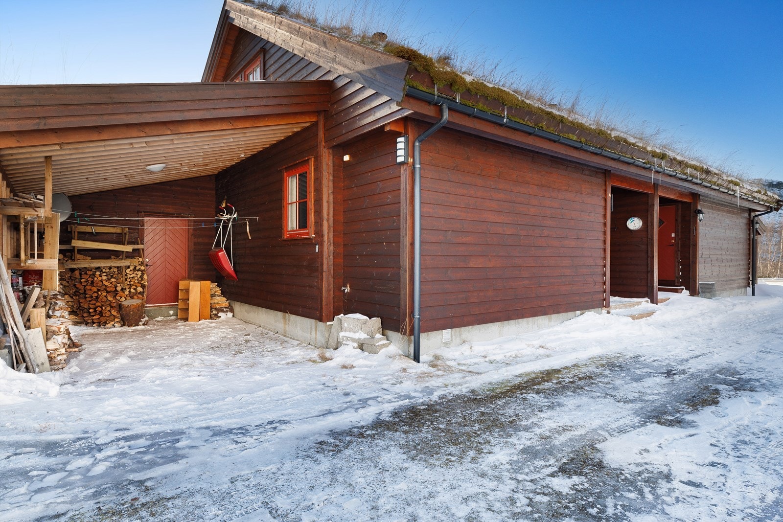 Carport med sportsbod i bakkant. Galleribilde