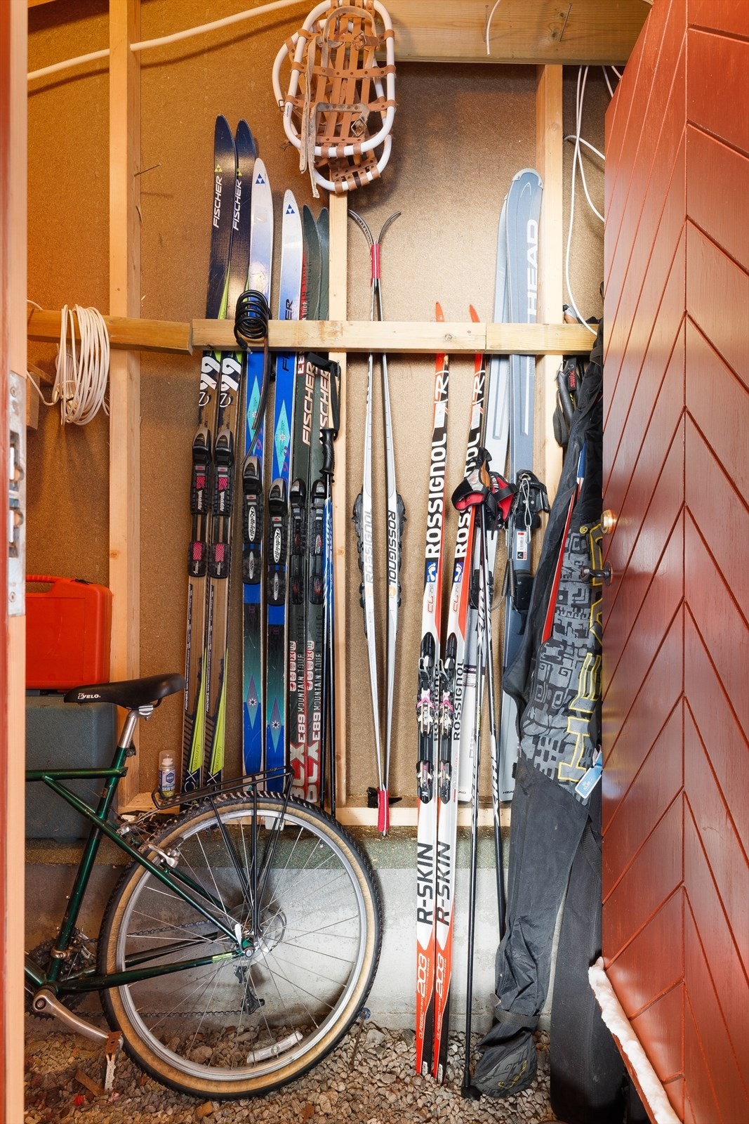 Sportsbod med plass til ski, ved og utstyr mm. Galleribilde