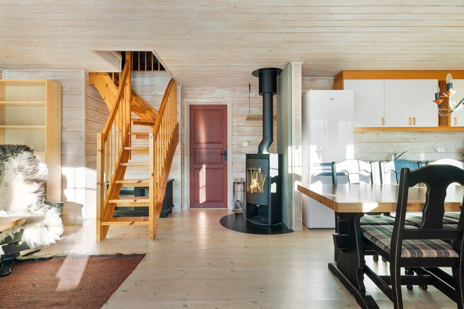 Planløsningen er funksjonell utformet med plass til stor sofagruppe, samt spisebord i tilknytning til kjøkkenet. Galleribilde