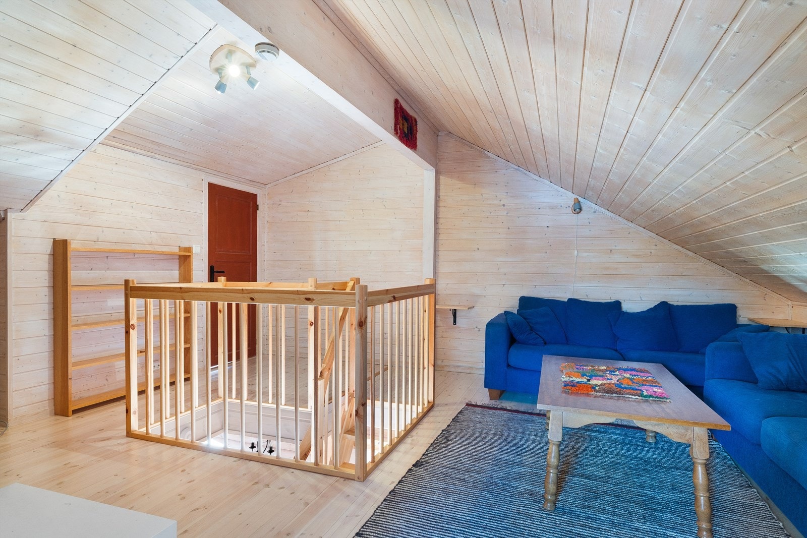 Videre i 2. etasjen finner man loftstue som fungerer perfekt for barna som et ekstra oppholdsrom. Galleribilde