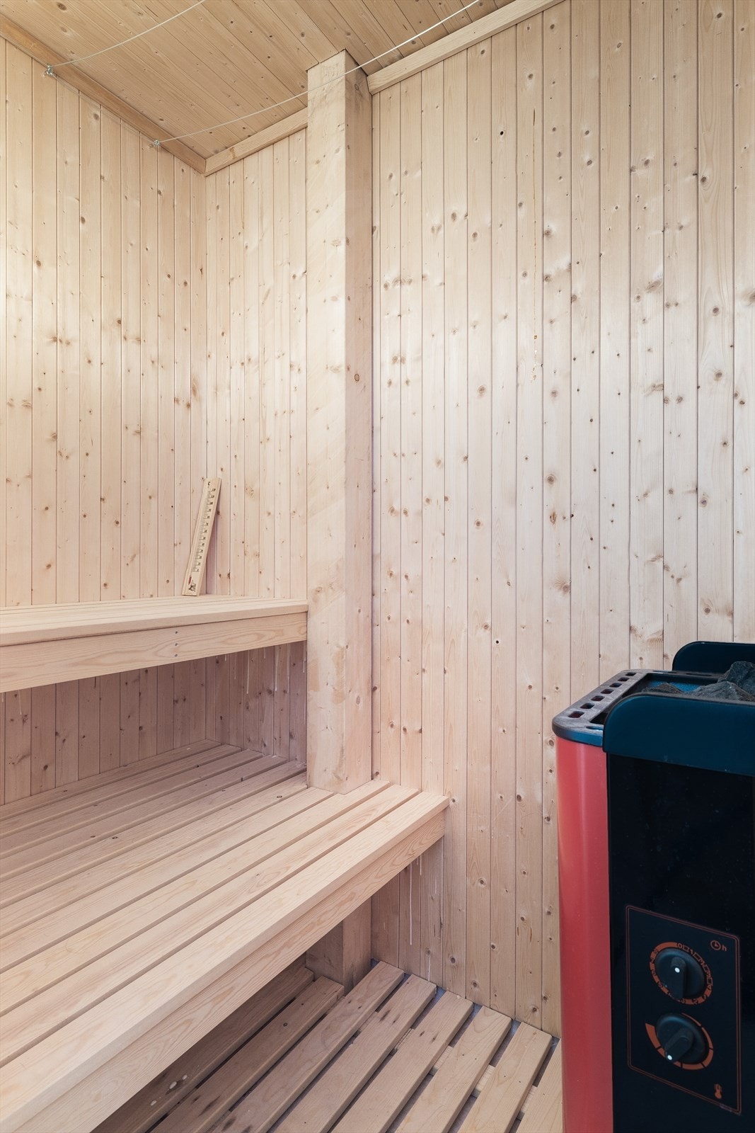 Badstuen har panel på vegger og tak, samt badstueovn Galleribilde