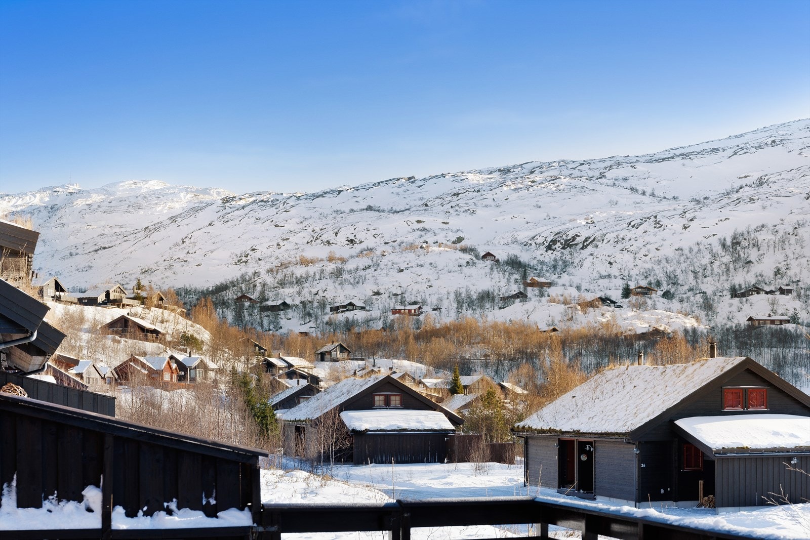 Utsikt i østlig retning mot Suleskard. Når solen kommer over fjellryggen varmer den godt i hytteveggen. Galleribilde