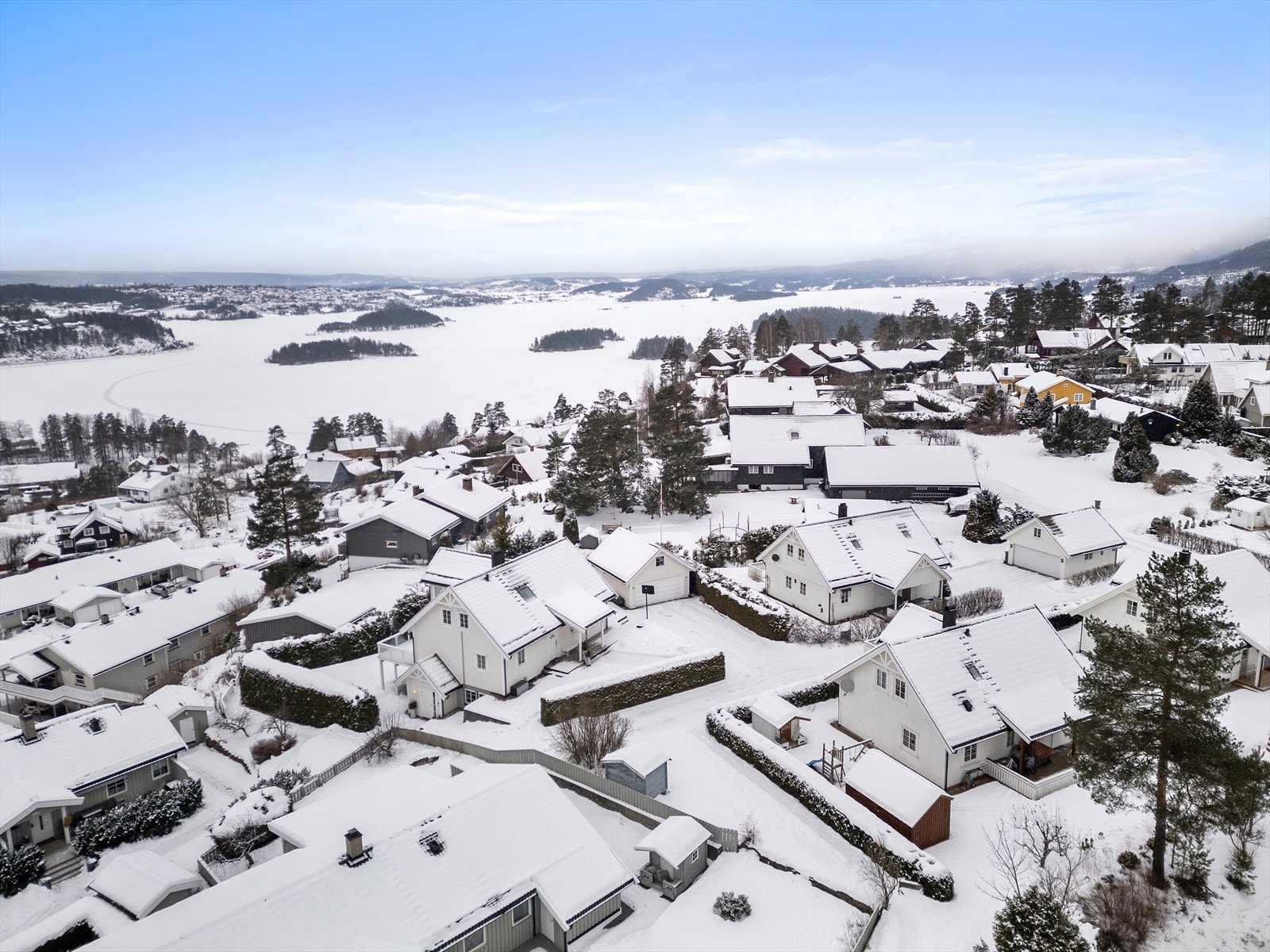 I Sundvollen finner du både dagligvareforretning, barnehage og skole Galleribilde