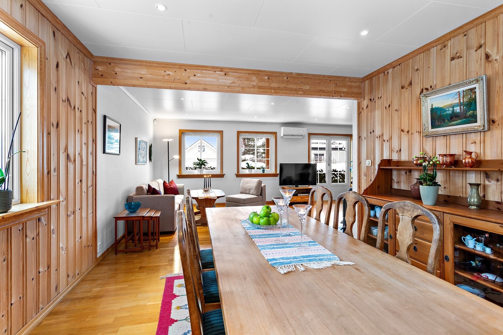 Vinkelstue med naturlig plass for spisebord Galleribilde