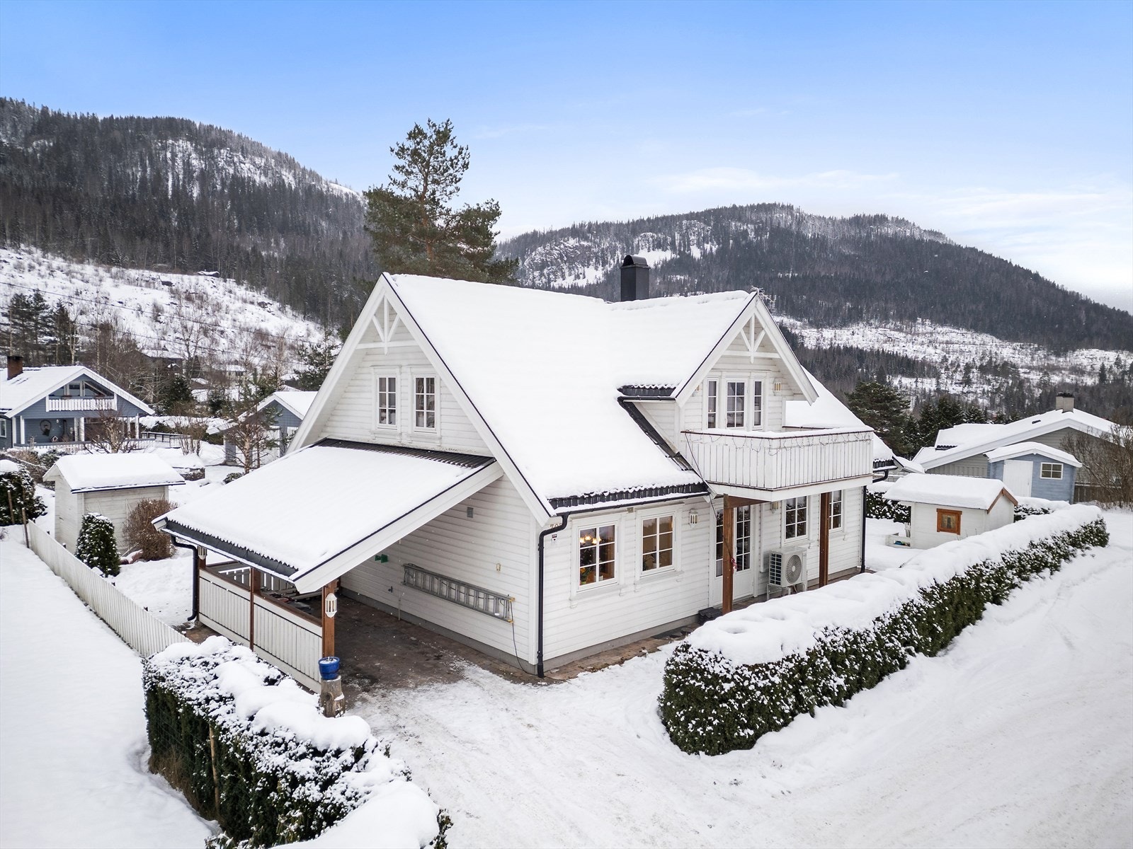 Praktisk overbygget carport på siden av boligen Galleribilde