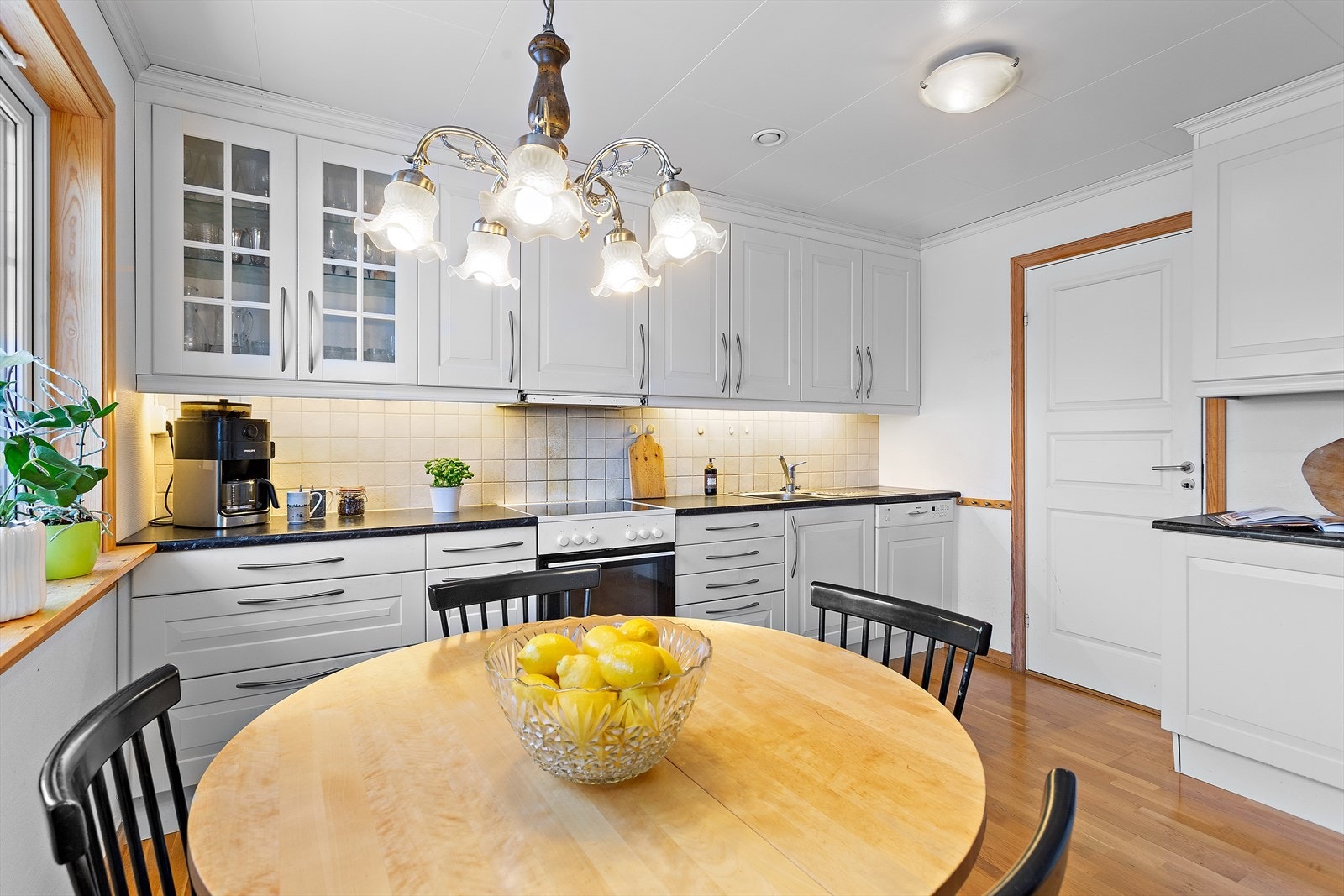 Separat kjøkken med god plass for spisebord Galleribilde