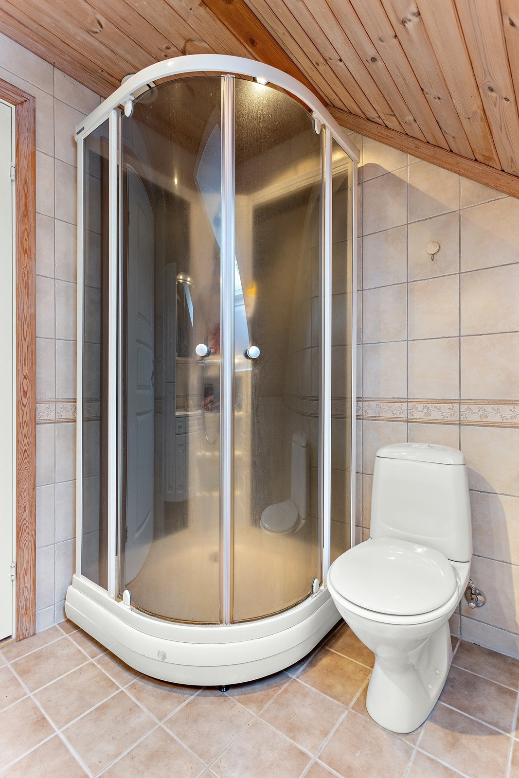 Dusjkabinett på badet oppe Galleribilde