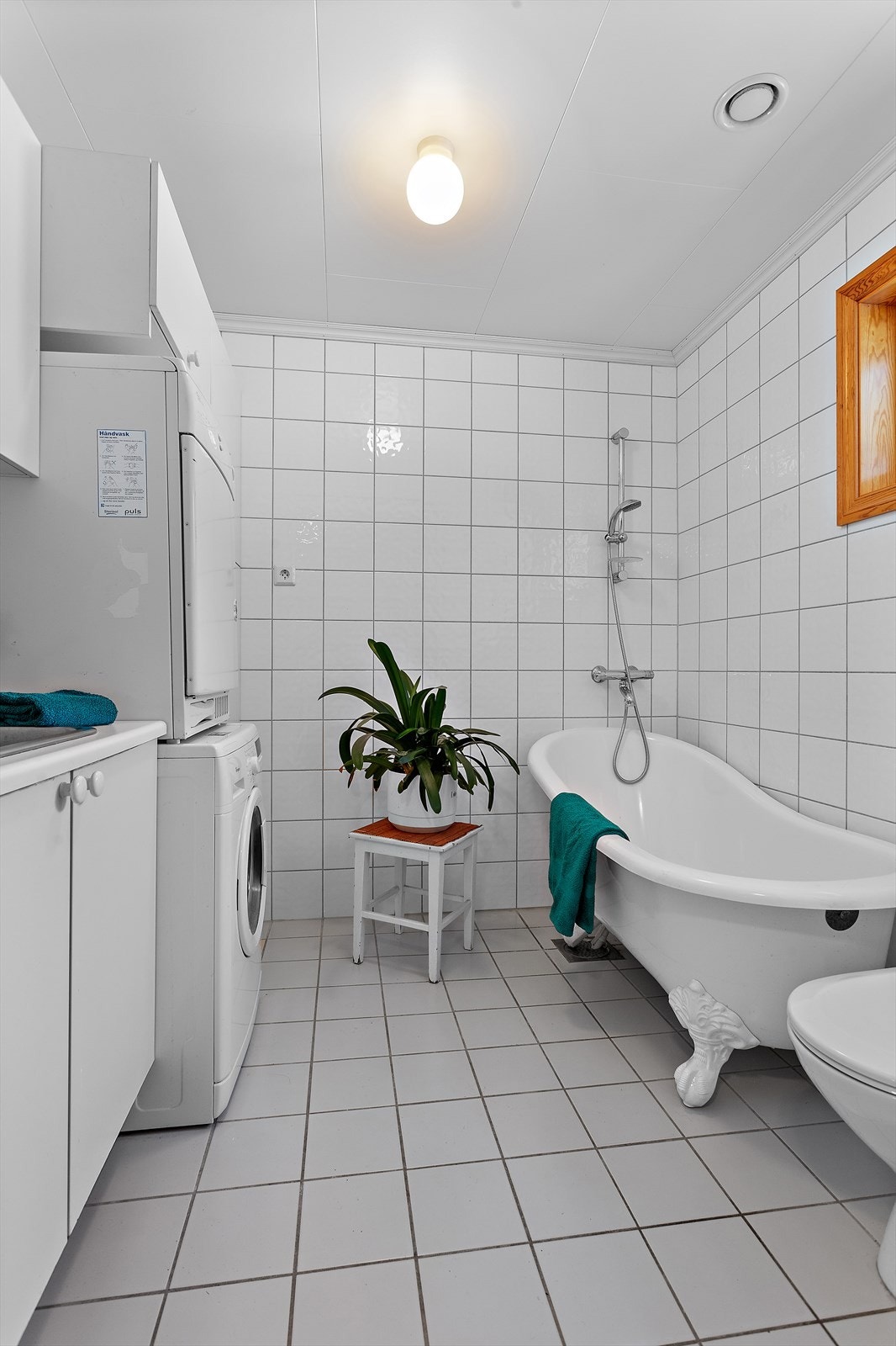 Flislagt bad/W.C./vaskerom i 1. etg. Galleribilde