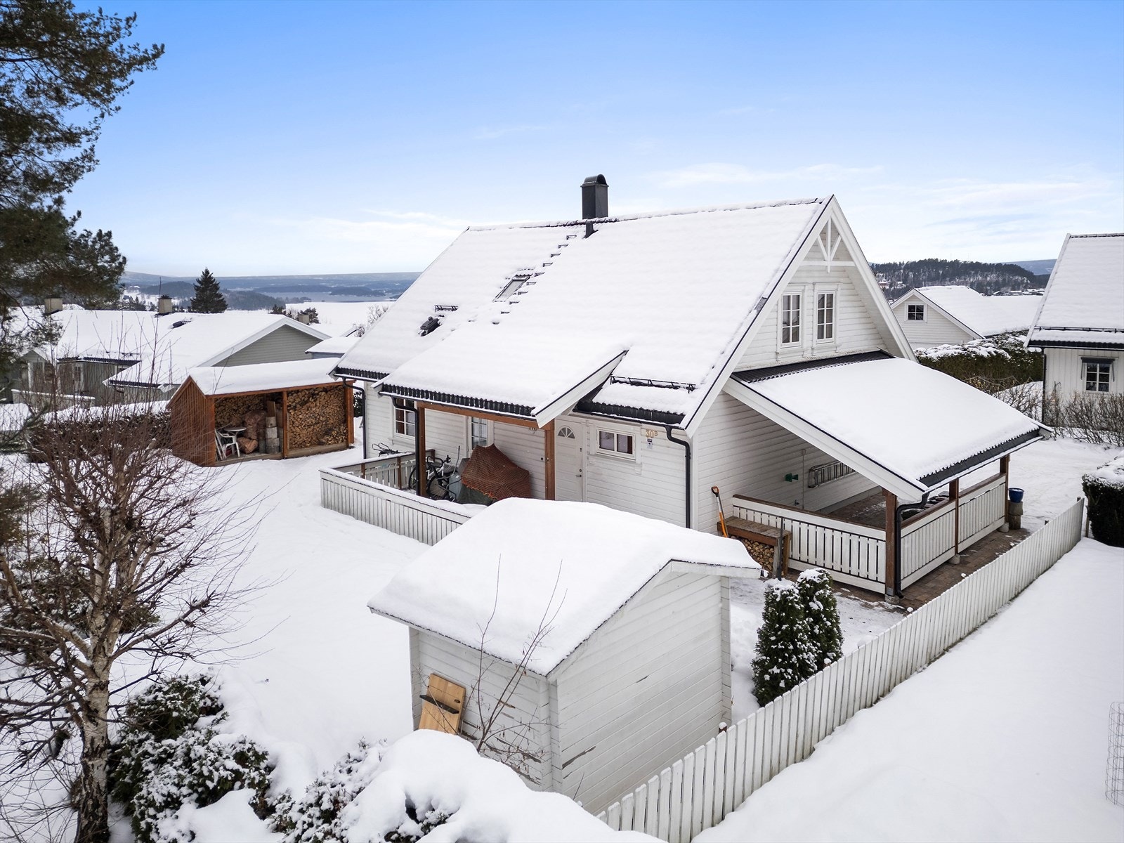 Uthus, vedskjul og lekestue på tomten Galleribilde