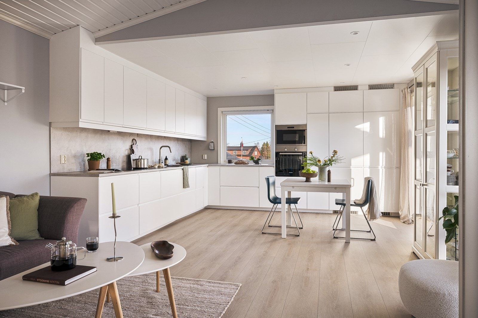 Kjøkkeninnredningen har et moderne preg, stor benkeplass og gode oppbevaringsmuligheter. Galleribilde