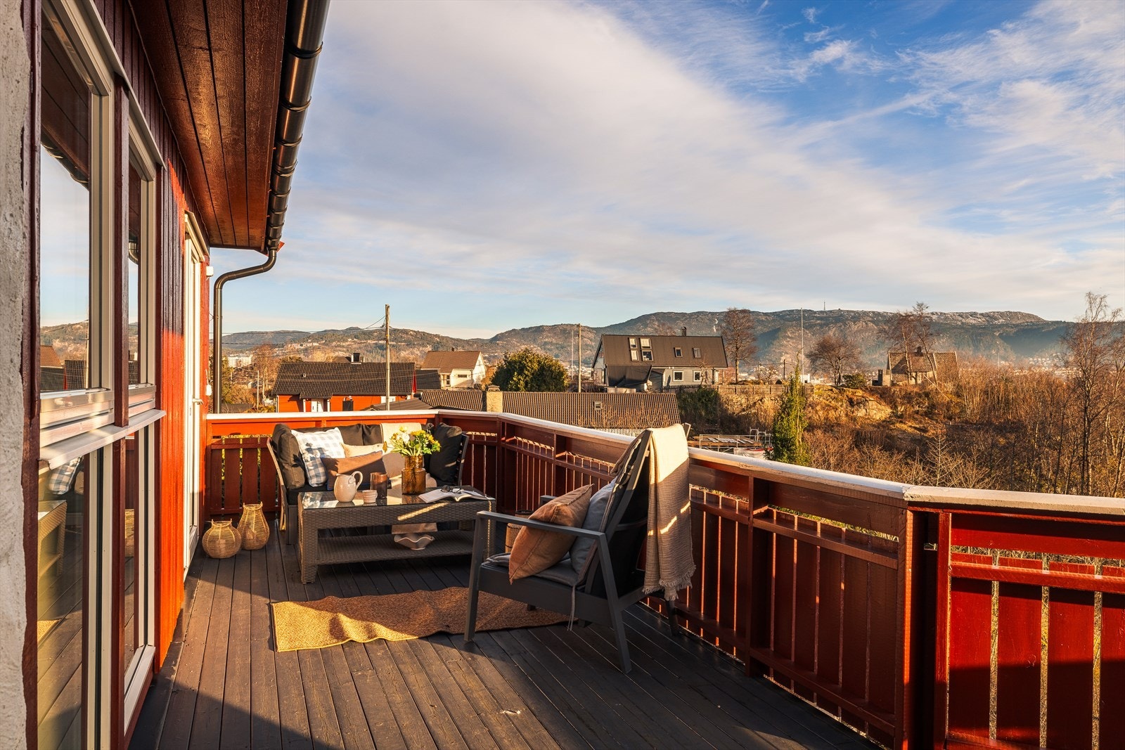 Fra spisestuen har man tilgang til denne herlige terrassen. Galleribilde