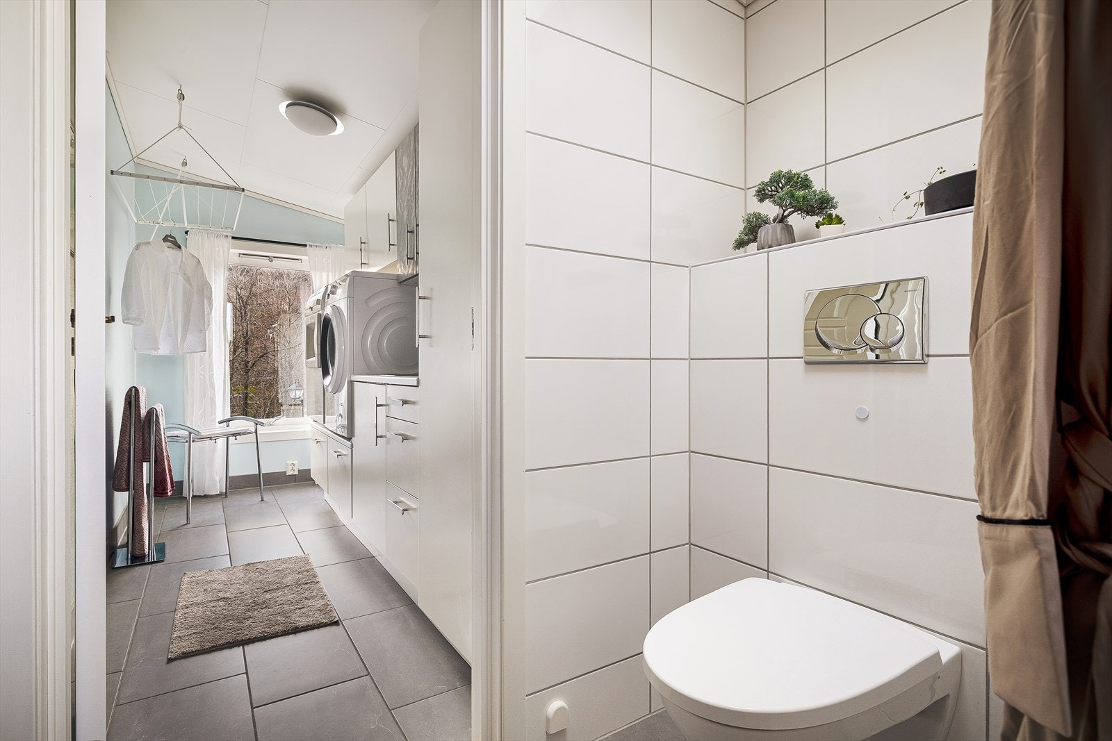 Her finner vi boligens vaskerom hvor man kan gjemme vekk klesvasken. Galleribilde