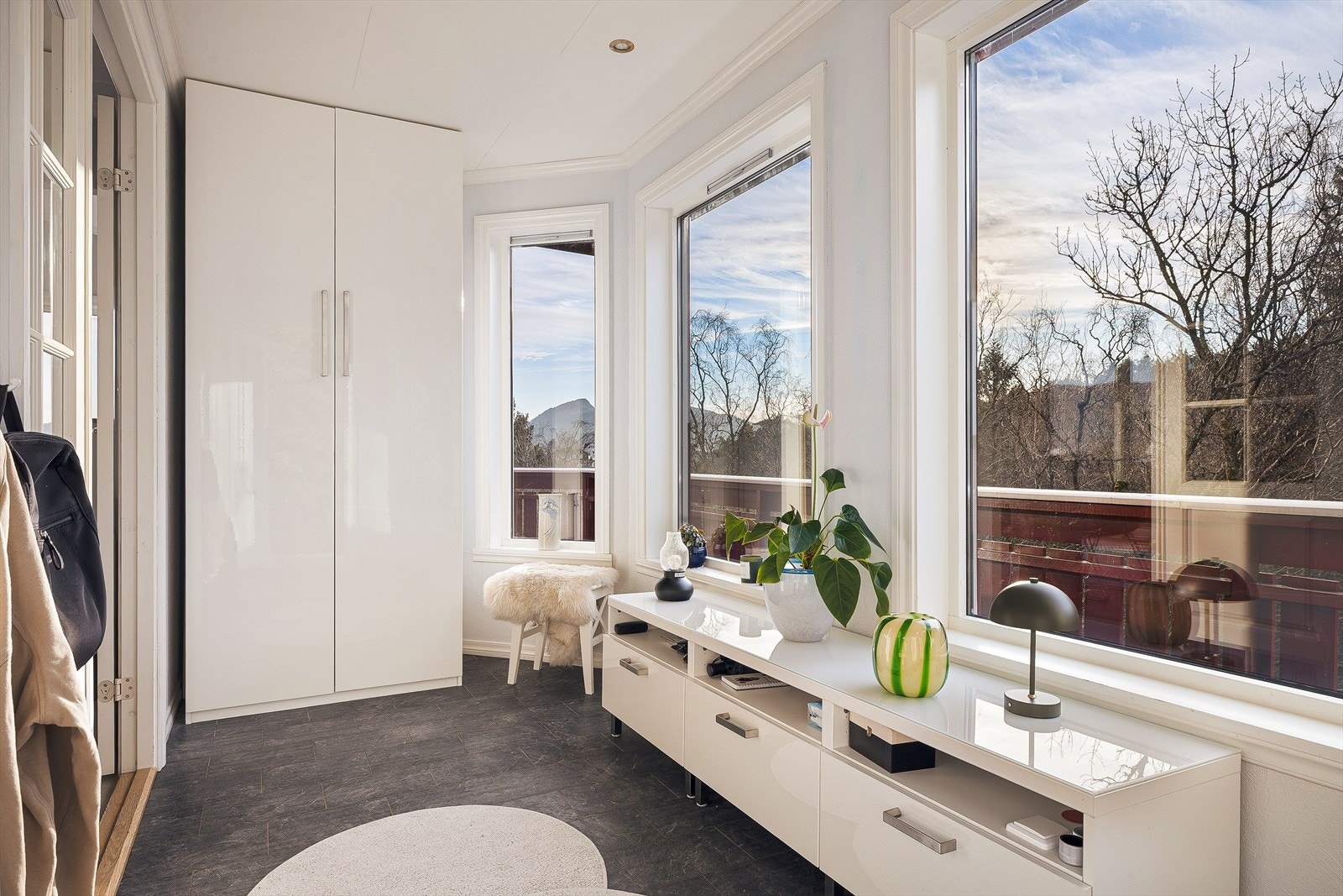 Innbydende inngangsparti med god plass til oppheng av yttertøy. Galleribilde