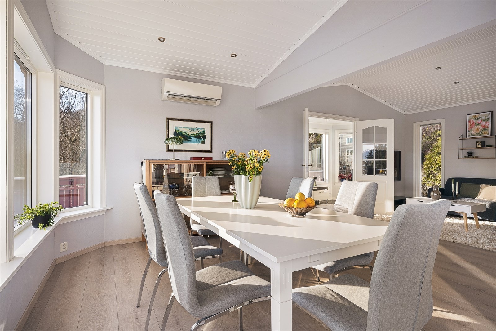 Veien går inn igjen i spisestuen. Galleribilde