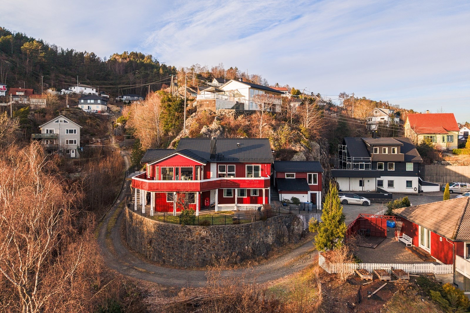 Boligen ligger fritt og landlig til, med kort vei til alt man trenger i hverdagen. Galleribilde
