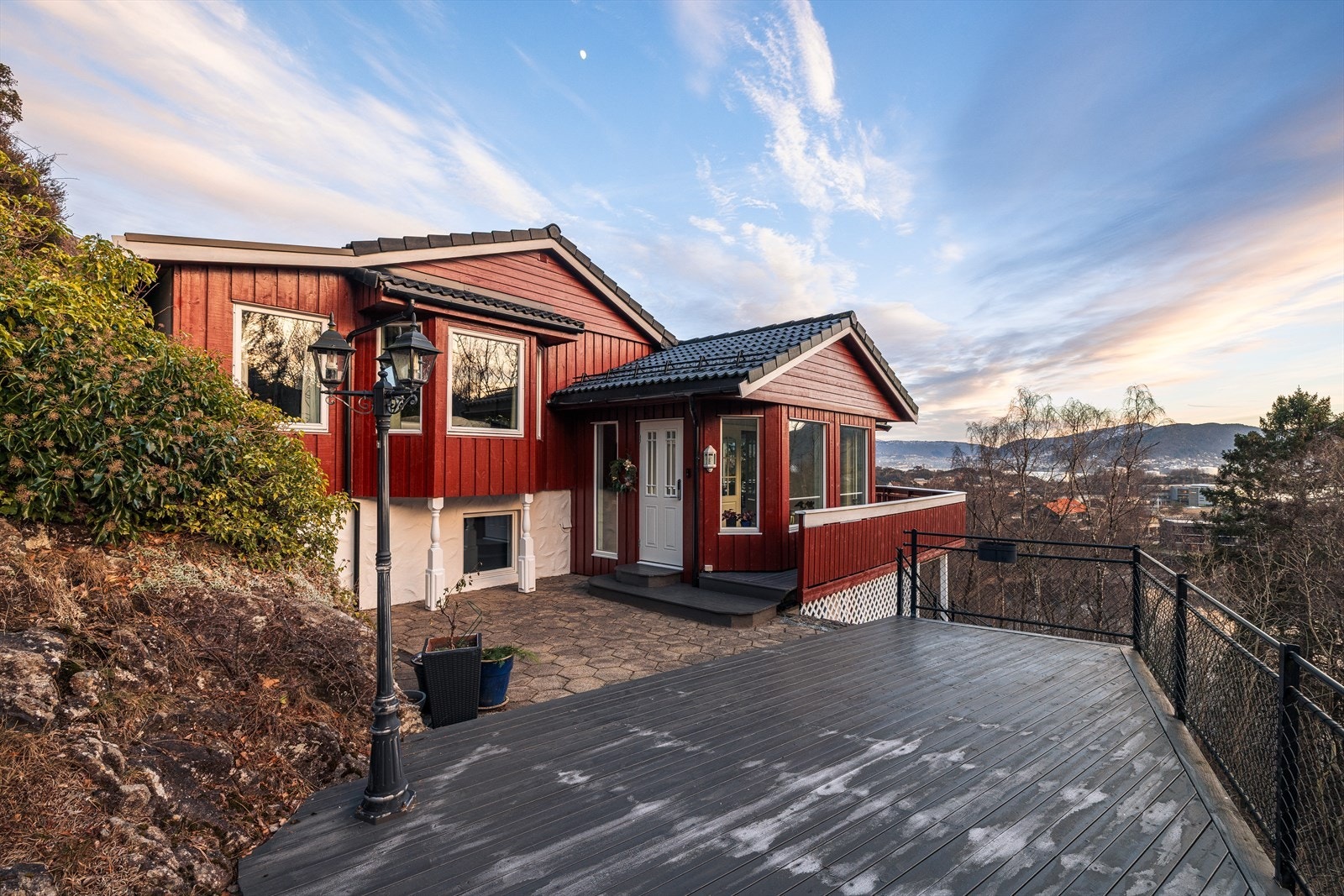 Byggets hyggelige hovedinngang ønsker deg velkommen hjem etter en lang dag på farten. Galleribilde