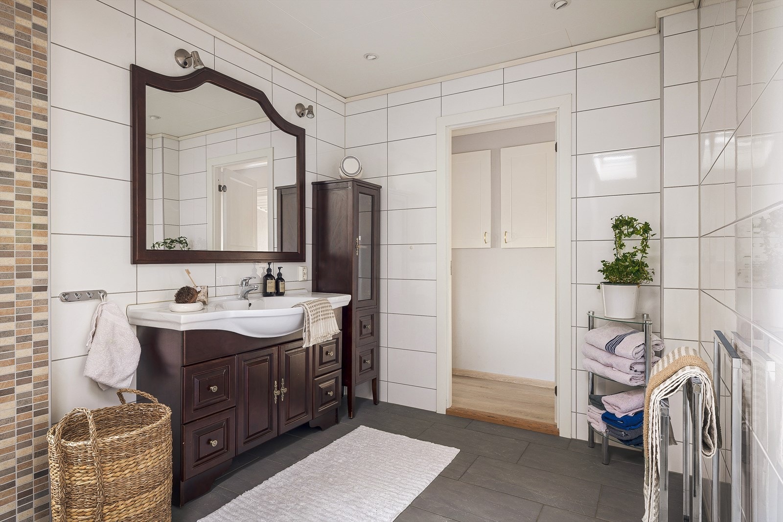 Videre tar vi turen inn på boligens hovedbad. Galleribilde