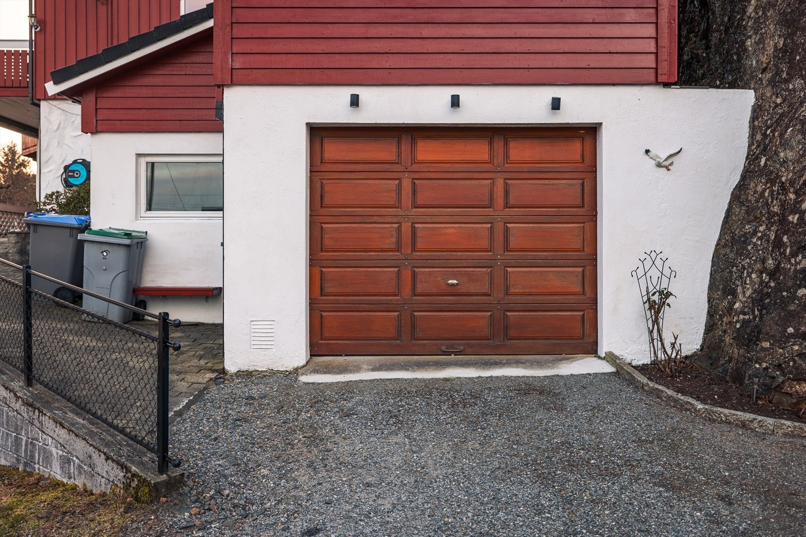 Garasjen måler 25 kvm og her man også et loft rett over som måler 20 kvm. Galleribilde