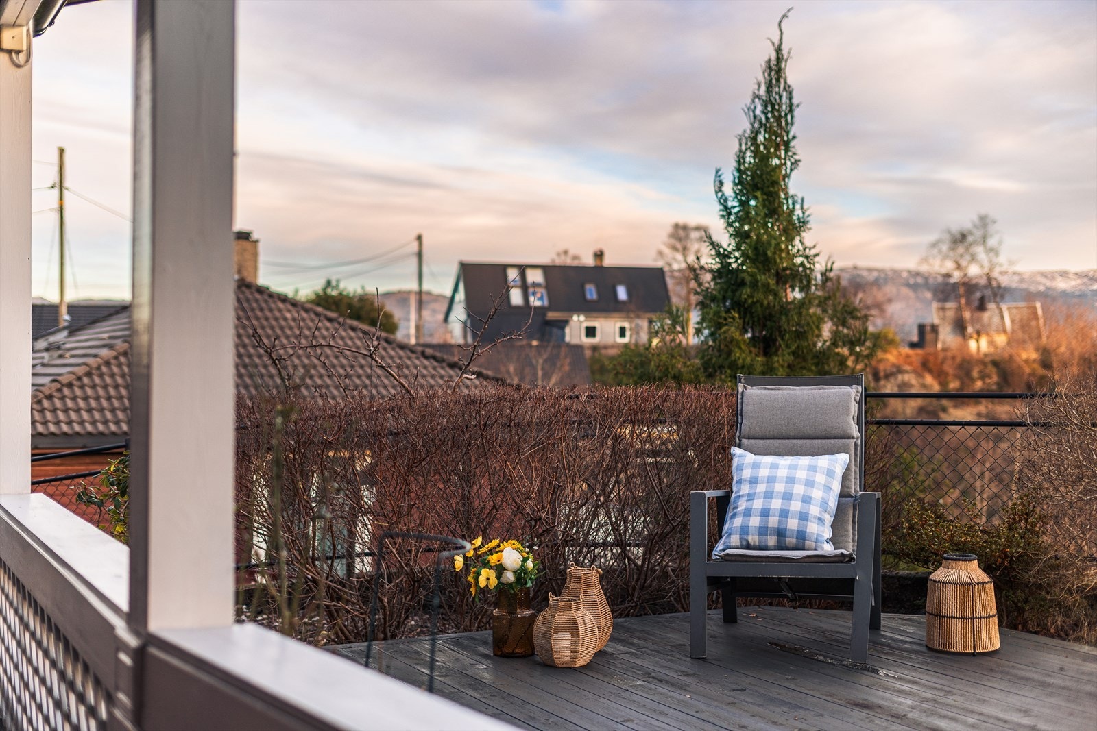 På fremsiden av boligen finner man denne markterrassen. Galleribilde
