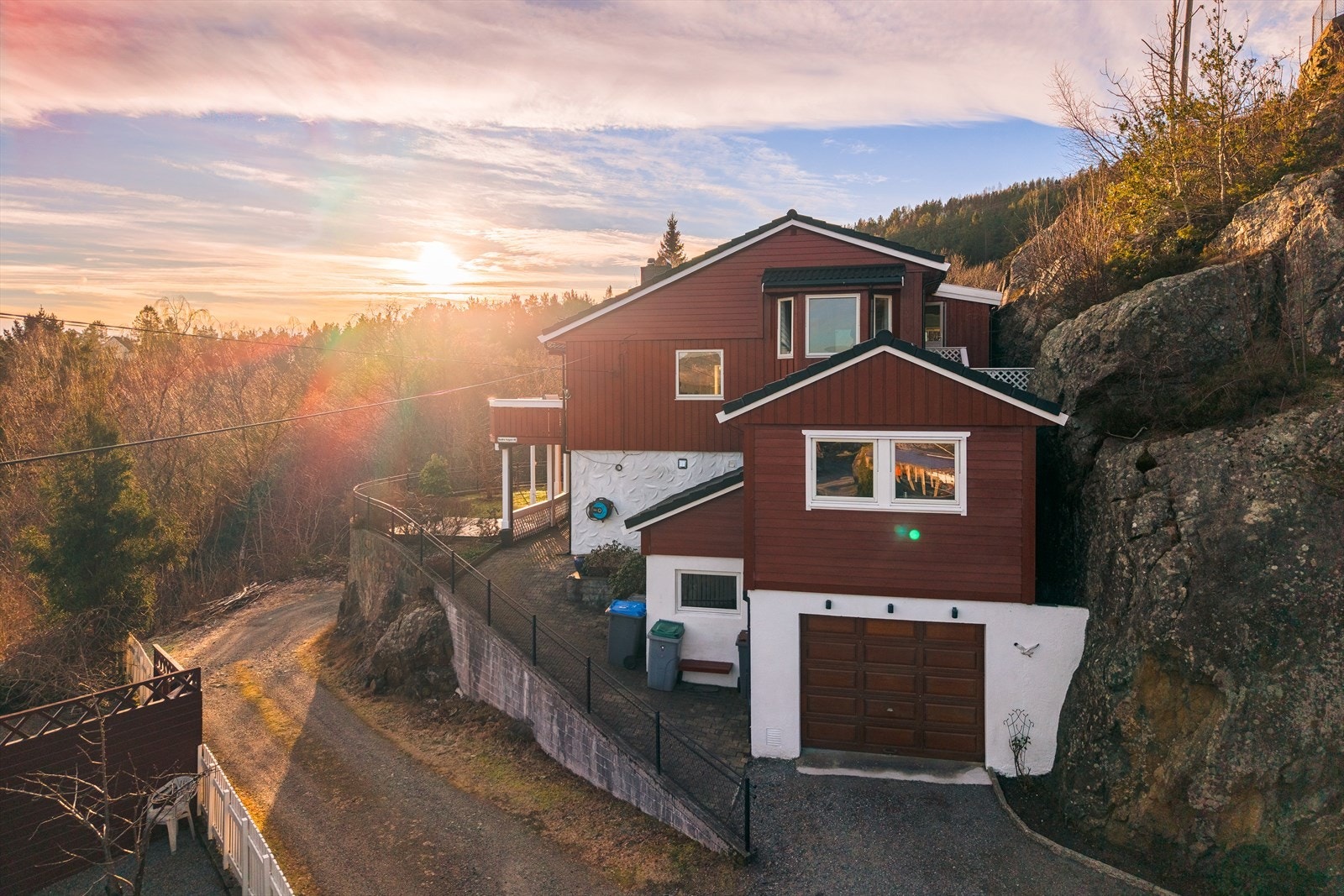 I tillegg til garasjen har man flere biloppstillingsplasser. Galleribilde