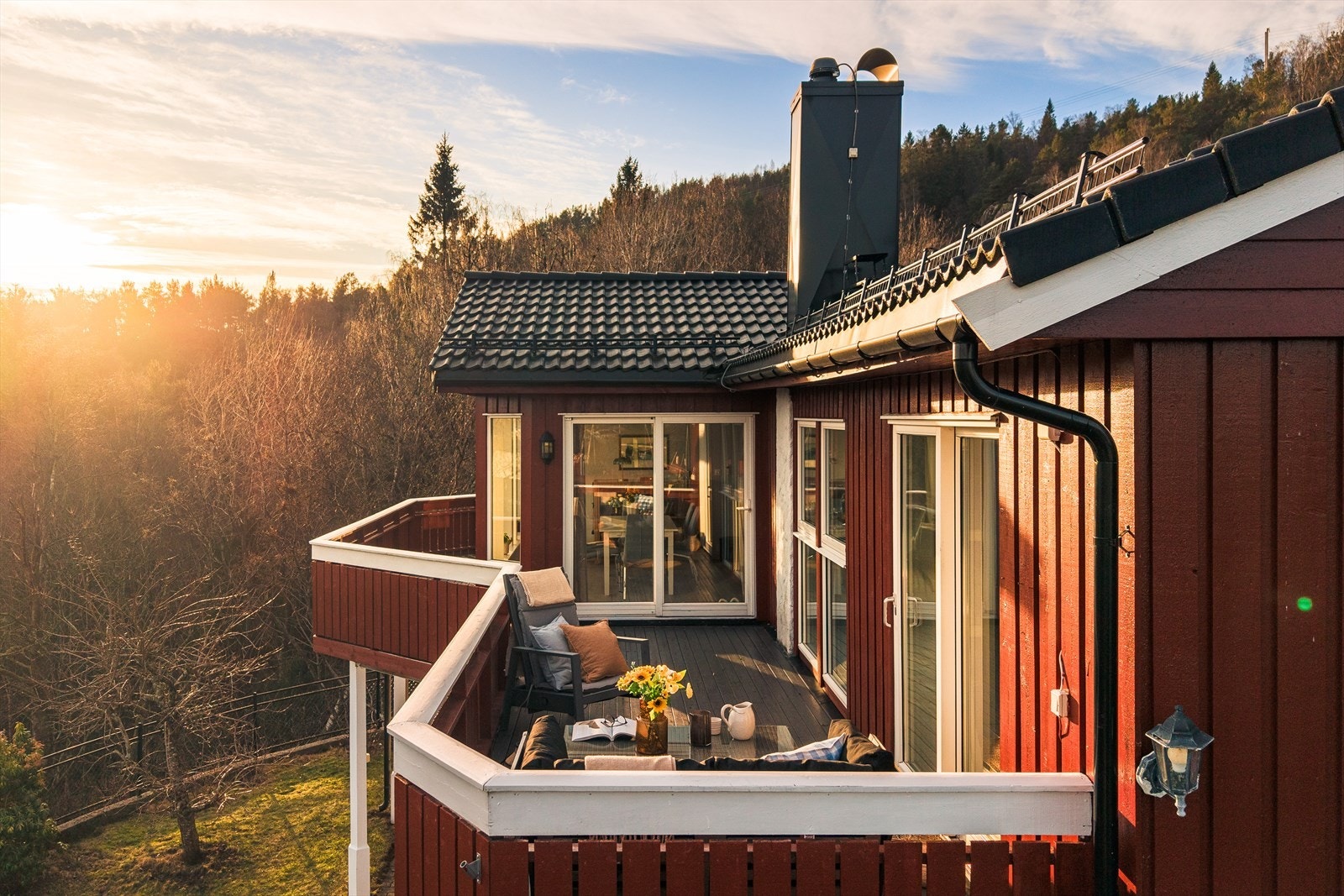 Boligen har denne herlige terrassen med fantastisk utsikt. Galleribilde