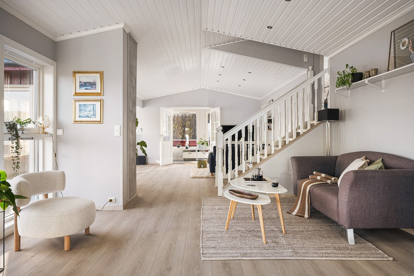 Den åpne løsningen mot kjøkkenet gir husets kokk gode muligheter for å sosialisere seg med heldige middagsgjester. Galleribilde