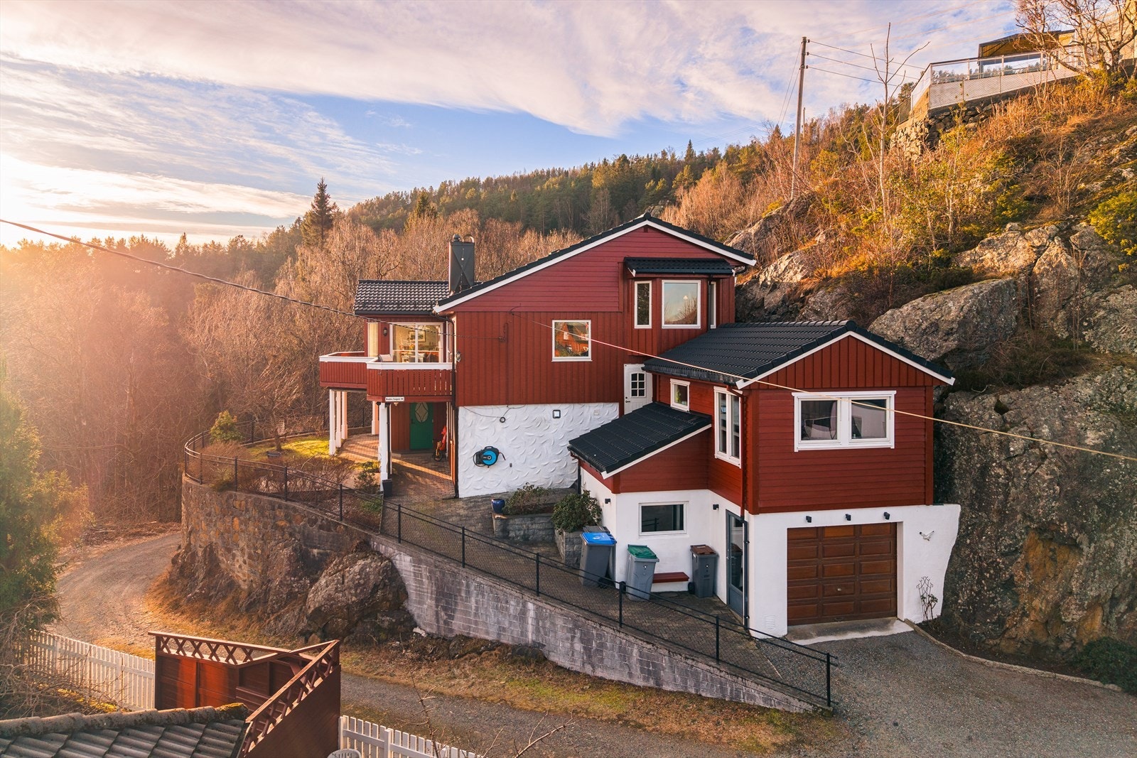 Utleiedelene har en egen inngang på fremsiden boligen. Galleribilde