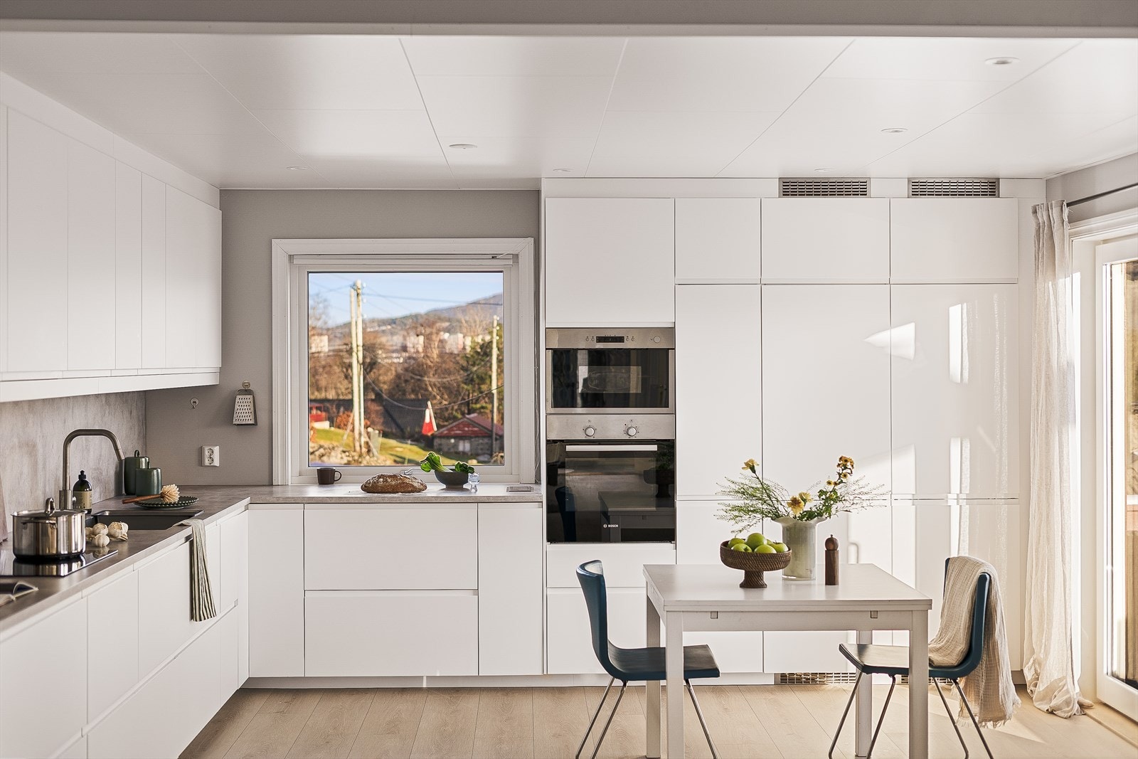 Integrerte hvitevarer bestårende av stekeovn, keramisk platetopp, mikrobølgeovn, kjøleskap og oppvaskmaskin følger med i handelen. Galleribilde