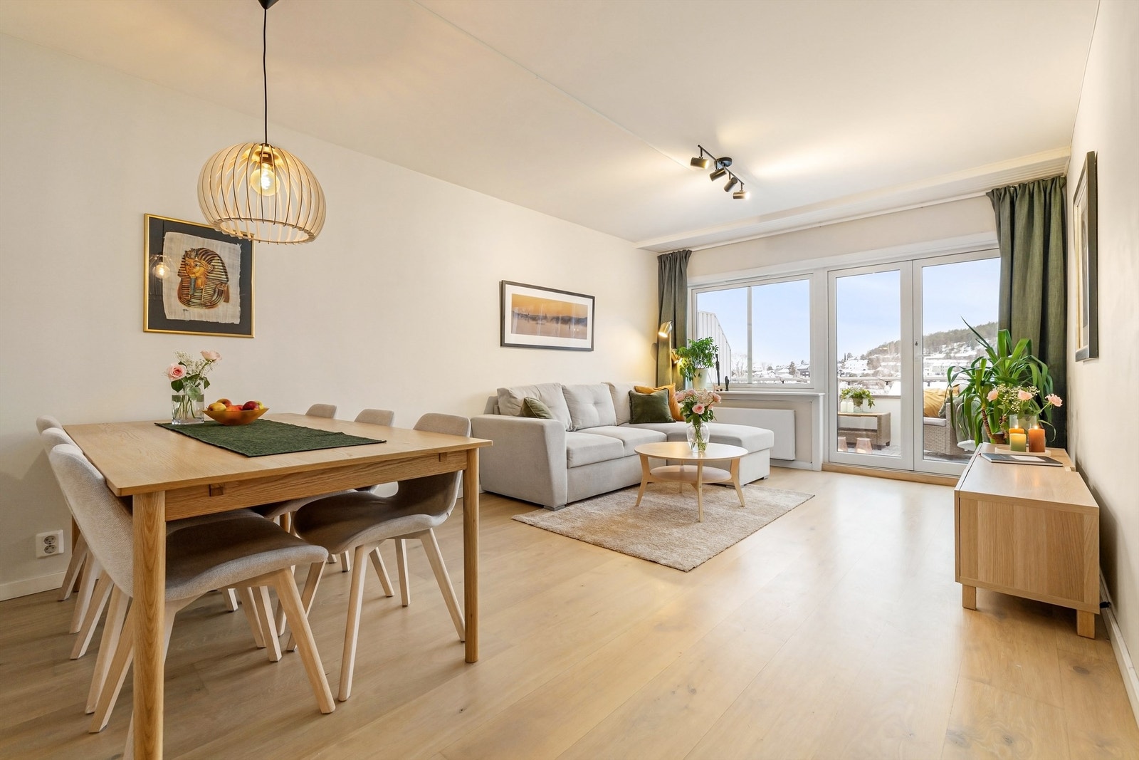 Tiltalende og moderne stue med en lys og luftig romfølelse Galleribilde