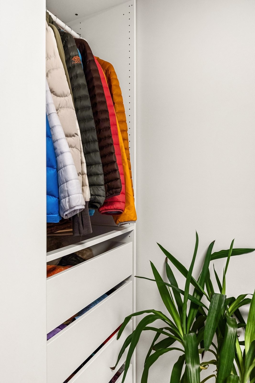 Her er det romslig, plassbygd skyvedørsgarderobe som gjør det enkelt å gjemme bort store ytterjakker, luer, votter mm. Galleribilde