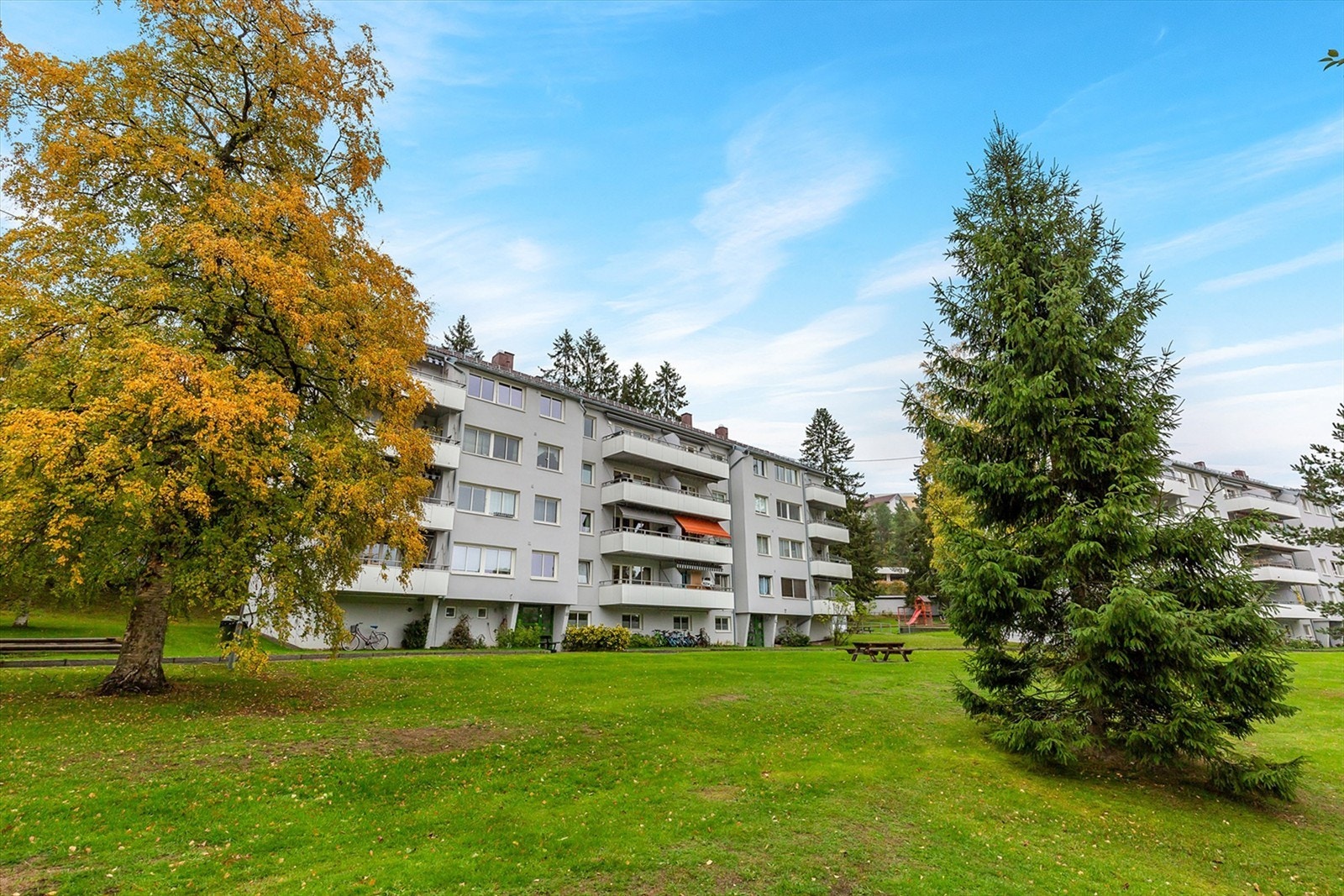 Borettslaget ligger i markagrensen og er omringet av store grøntareal med fotballbaner, lekeparker, ski/-turløyper, slalåmbakke, skøytebane og badedam Galleribilde