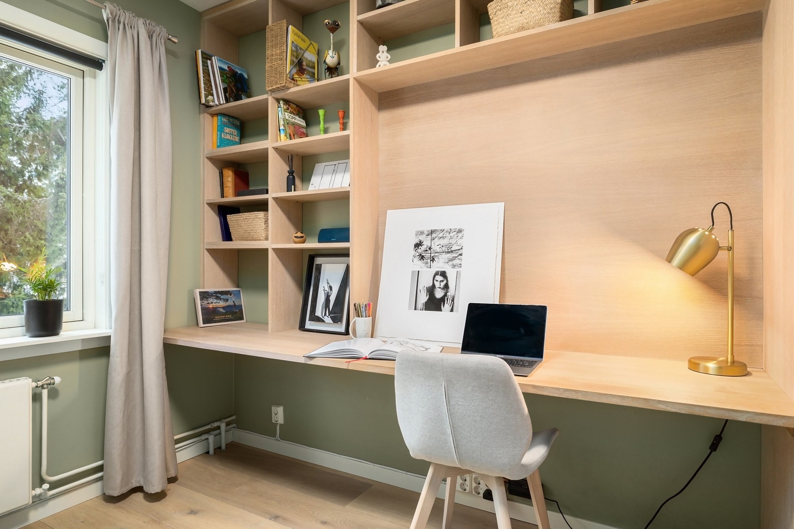 Plassbygd skrivepult med tilhørende hylleløsning og skap er satt opp av snekker Galleribilde