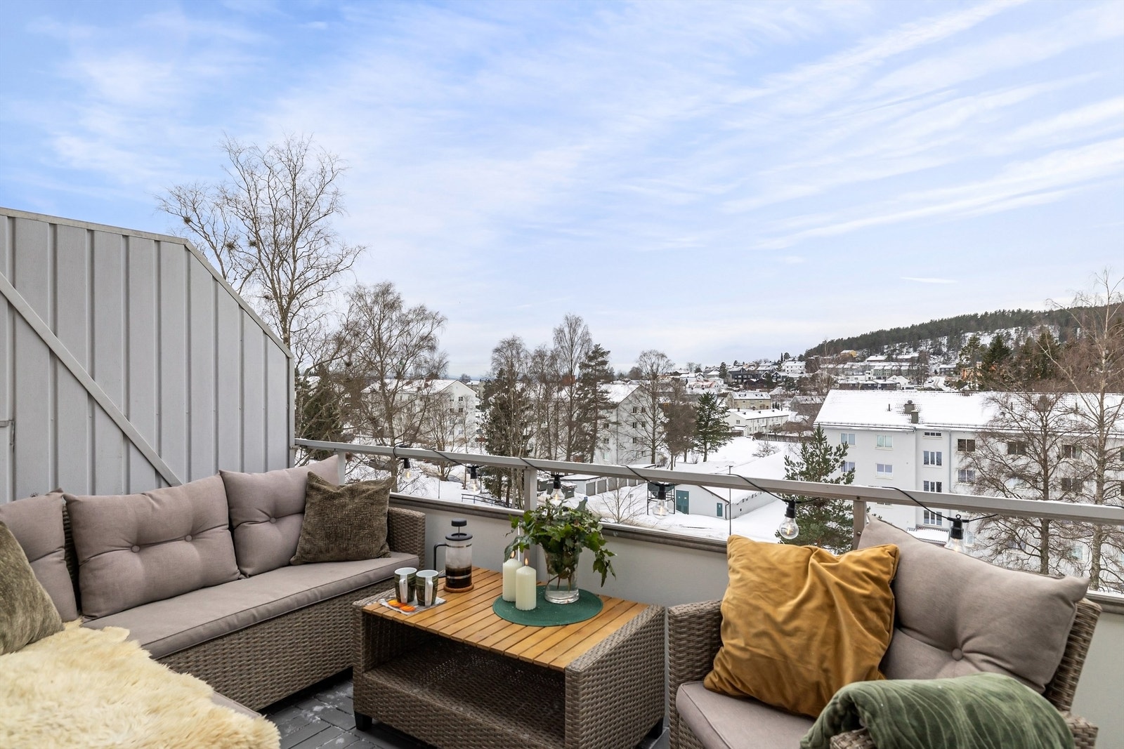 God plass til utemøblement som både sittegruppe og grill - det er tillatt med el- og/eller gassgrill Galleribilde