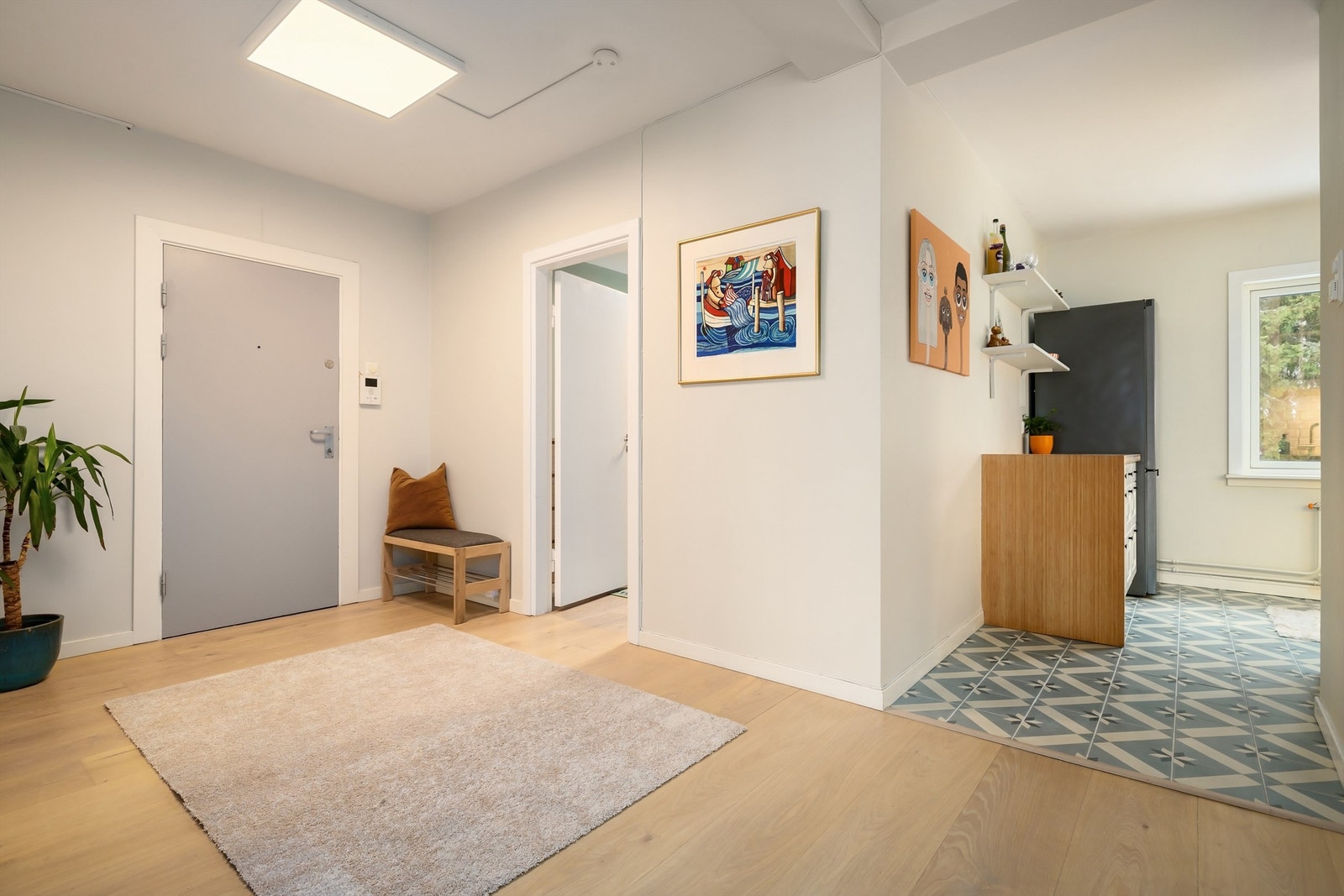 Fra entréen er det videre adkomst til alle boligens øvrige rom, noe som underbygger den gode planløsningen Galleribilde