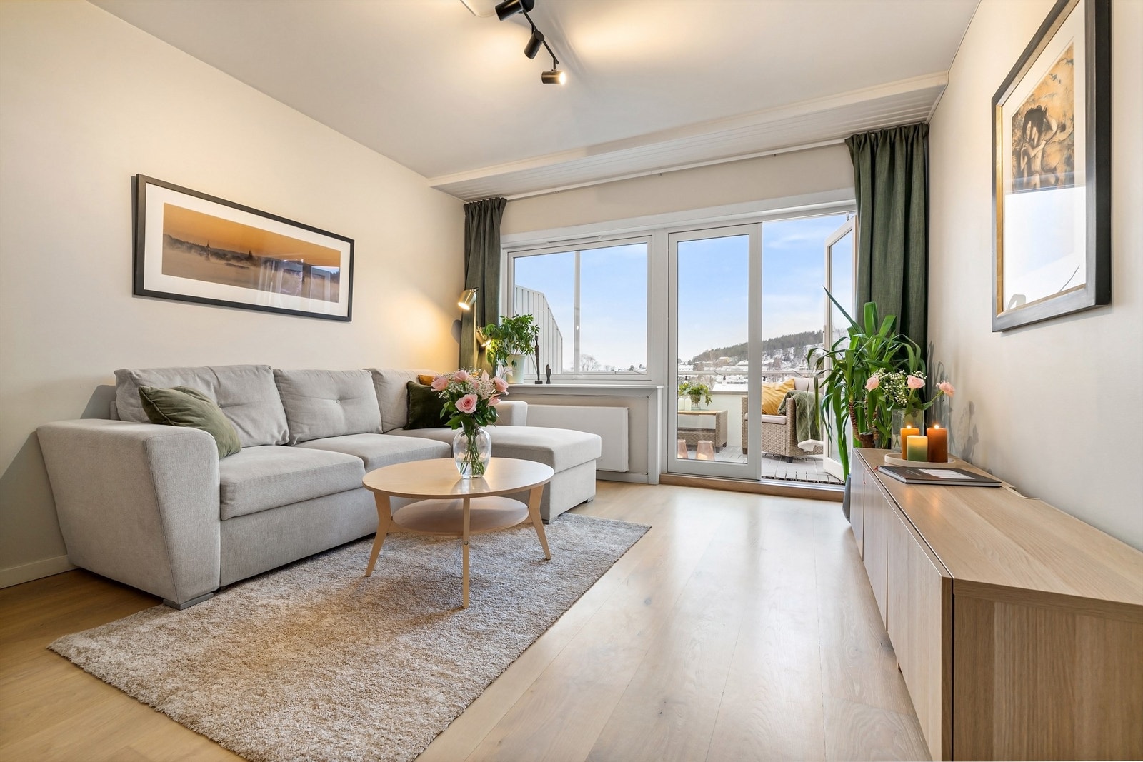 Det første som møter deg er store vindusflater, som sammen med balkongdøren skaper et naturlig lyst rom med en god atmosfære Galleribilde