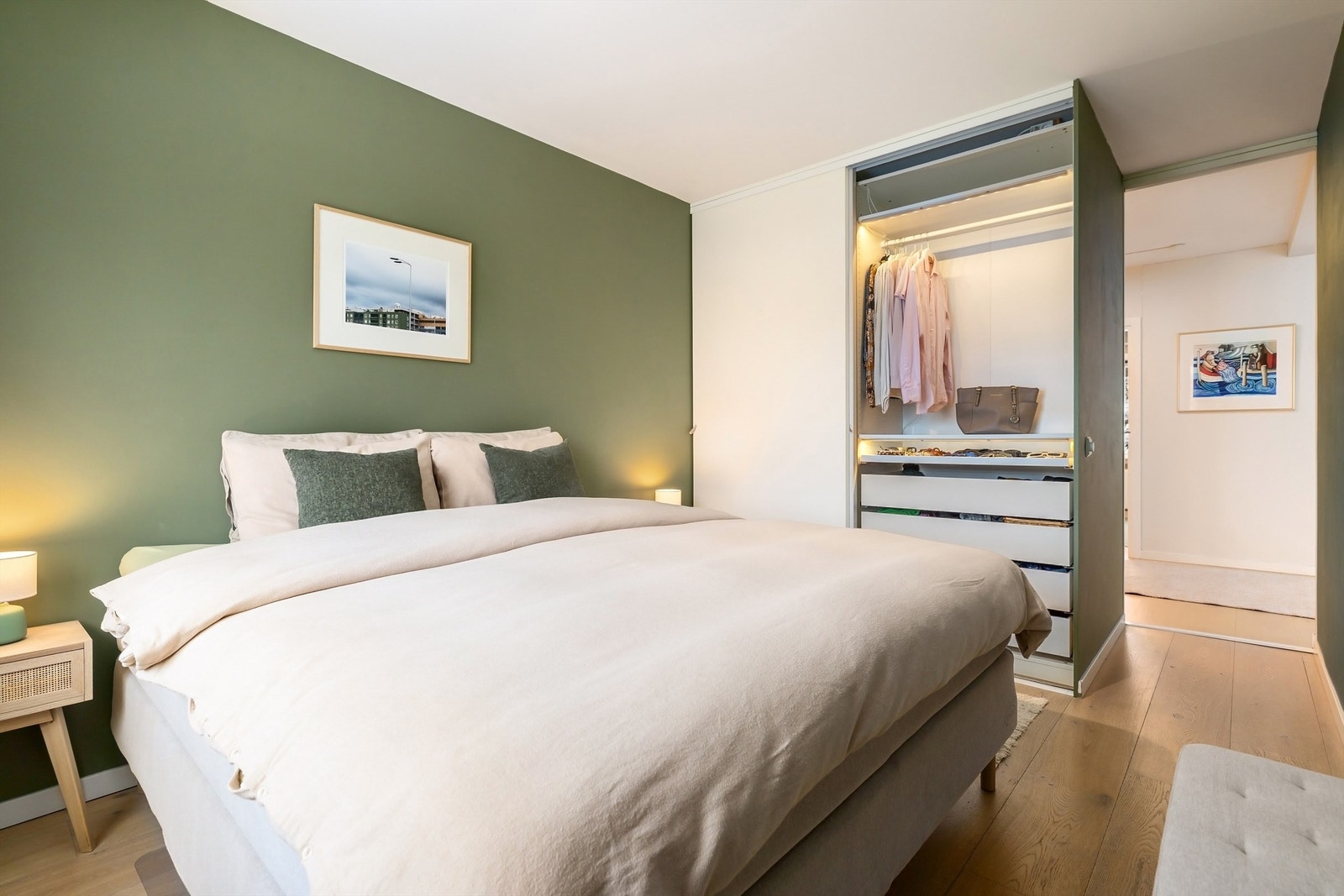 Plassbygd skyvedørsgarderobe gir god lagringskapasitet Galleribilde