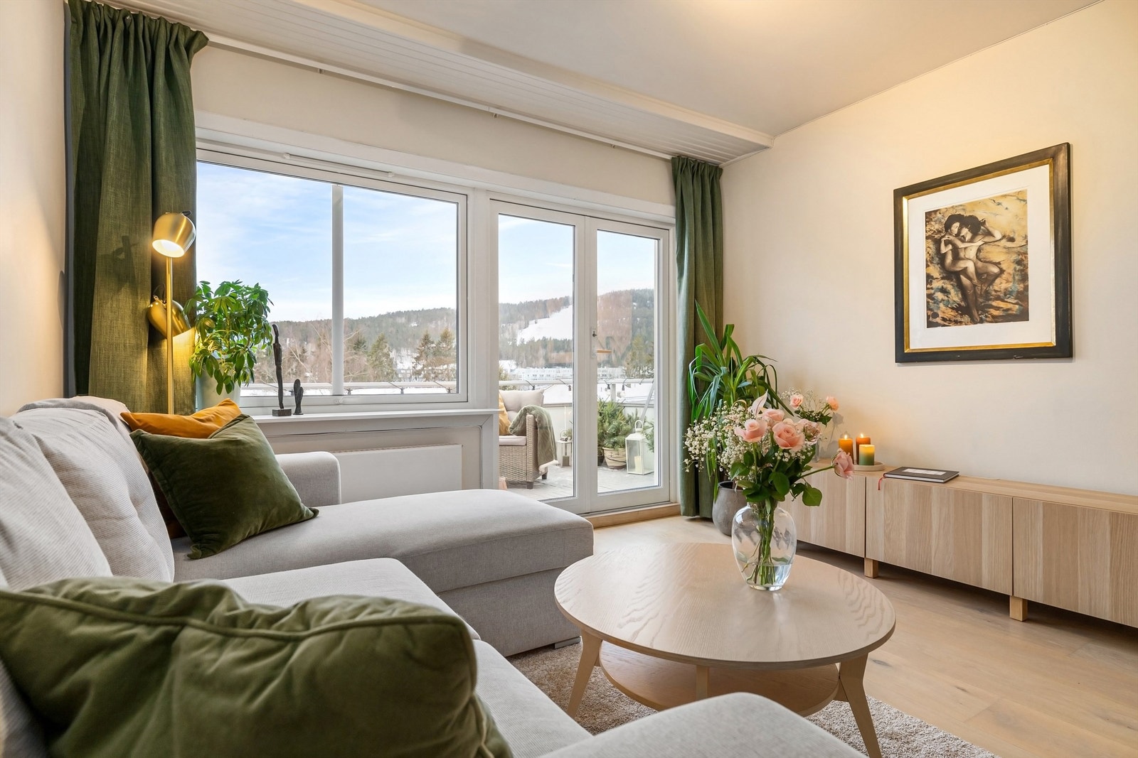 Balkongdør og vinduer i leiligheten ble byttet i 2018 Galleribilde