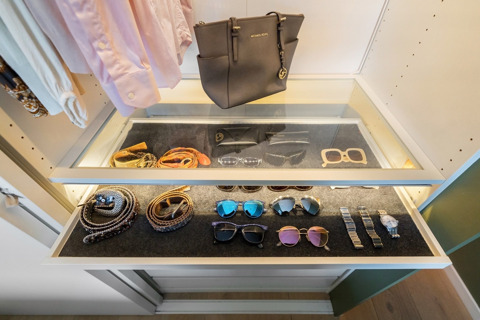 Detaljer fra innredningen i garderoben Galleribilde